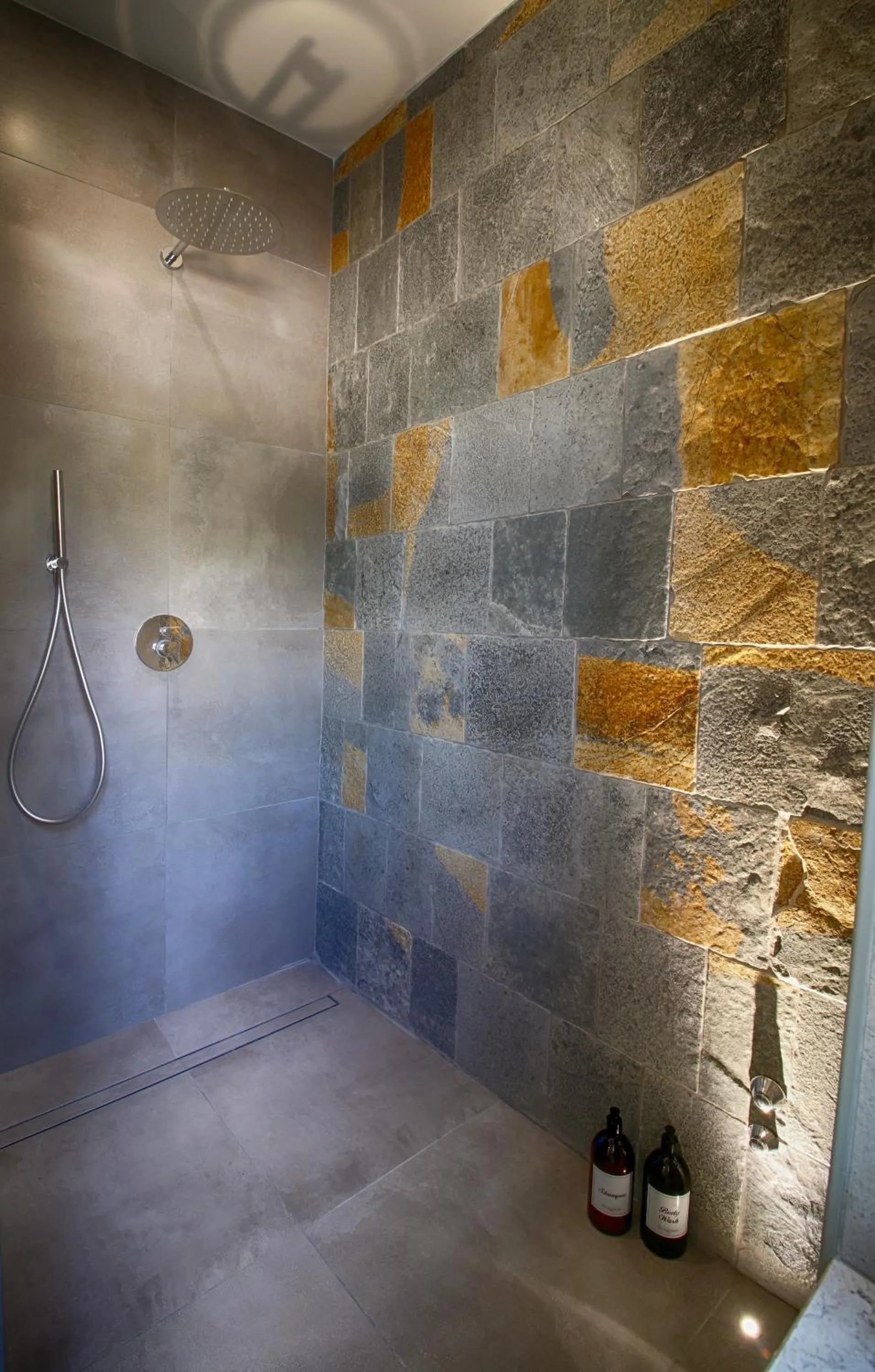 Shower in Petra Maris B&B