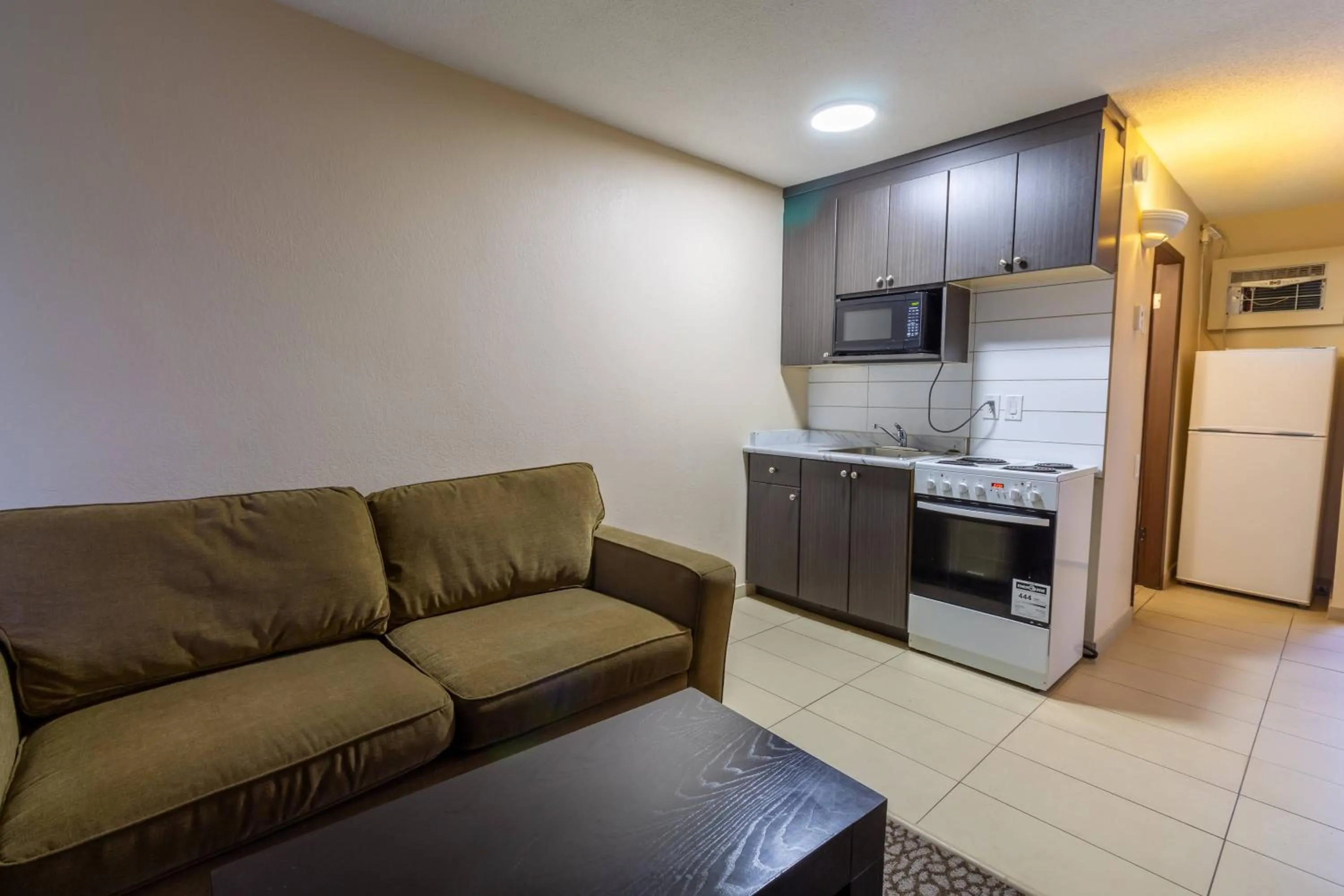 Kitchen or kitchenette, Kitchen/Kitchenette in North Star Inn & Suites