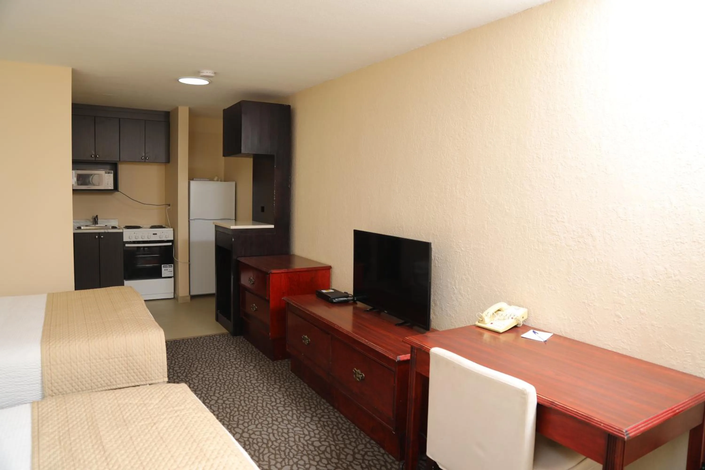 Communal lounge/ TV room, TV/Entertainment Center in North Star Inn & Suites