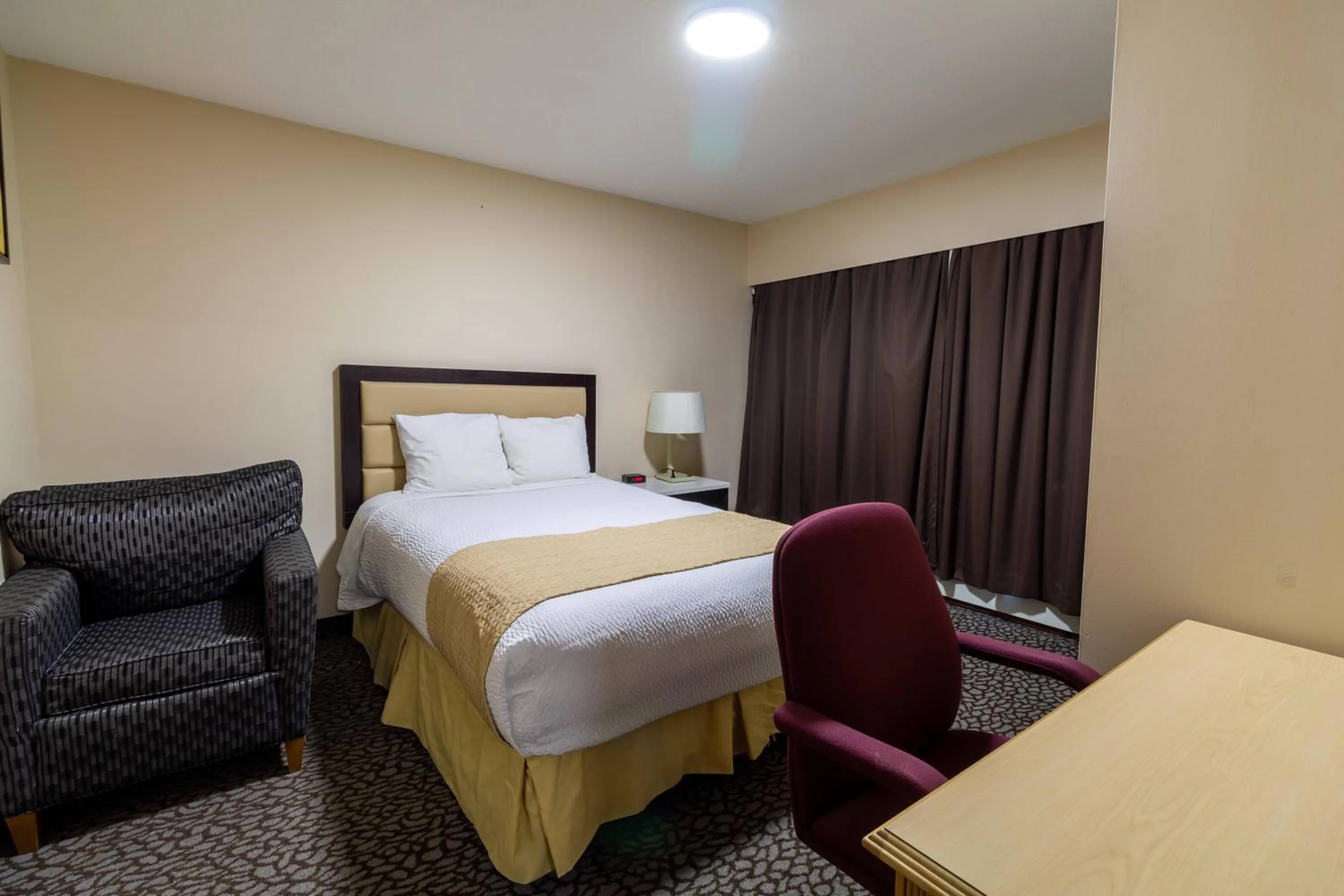 Bed in North Star Inn & Suites