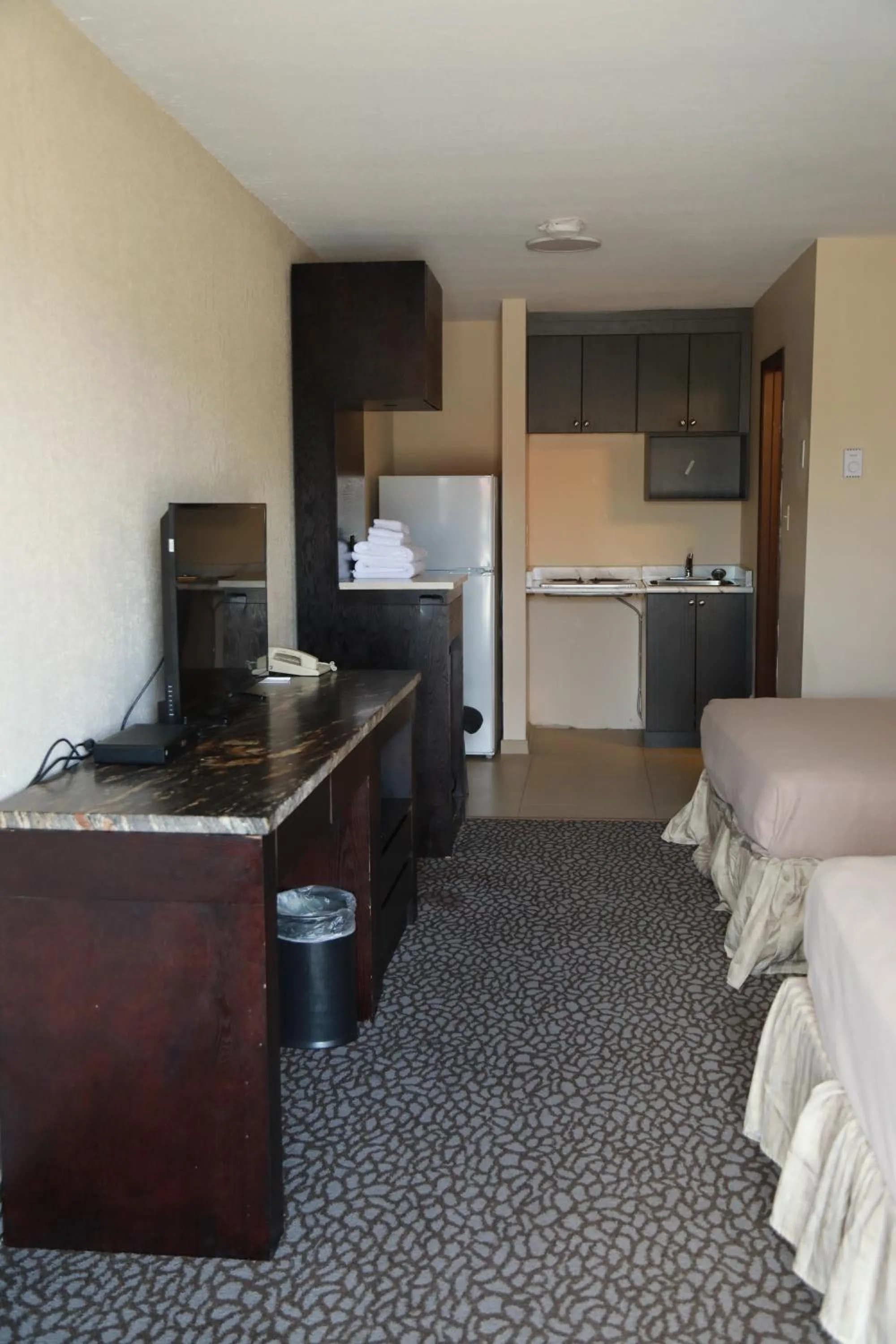 Kitchen or kitchenette, TV/Entertainment Center in North Star Inn & Suites