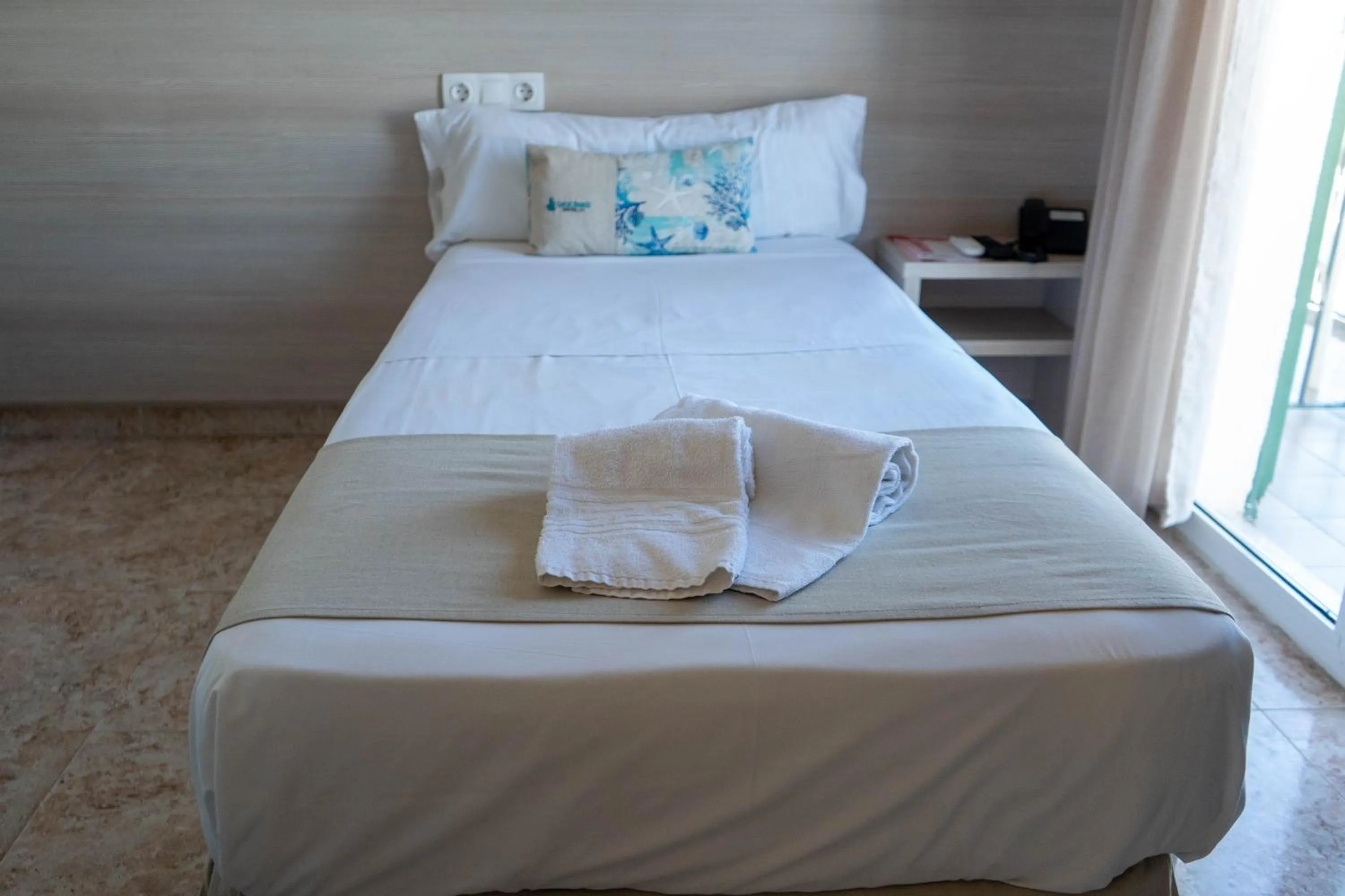 Bed in Coral beach house & food