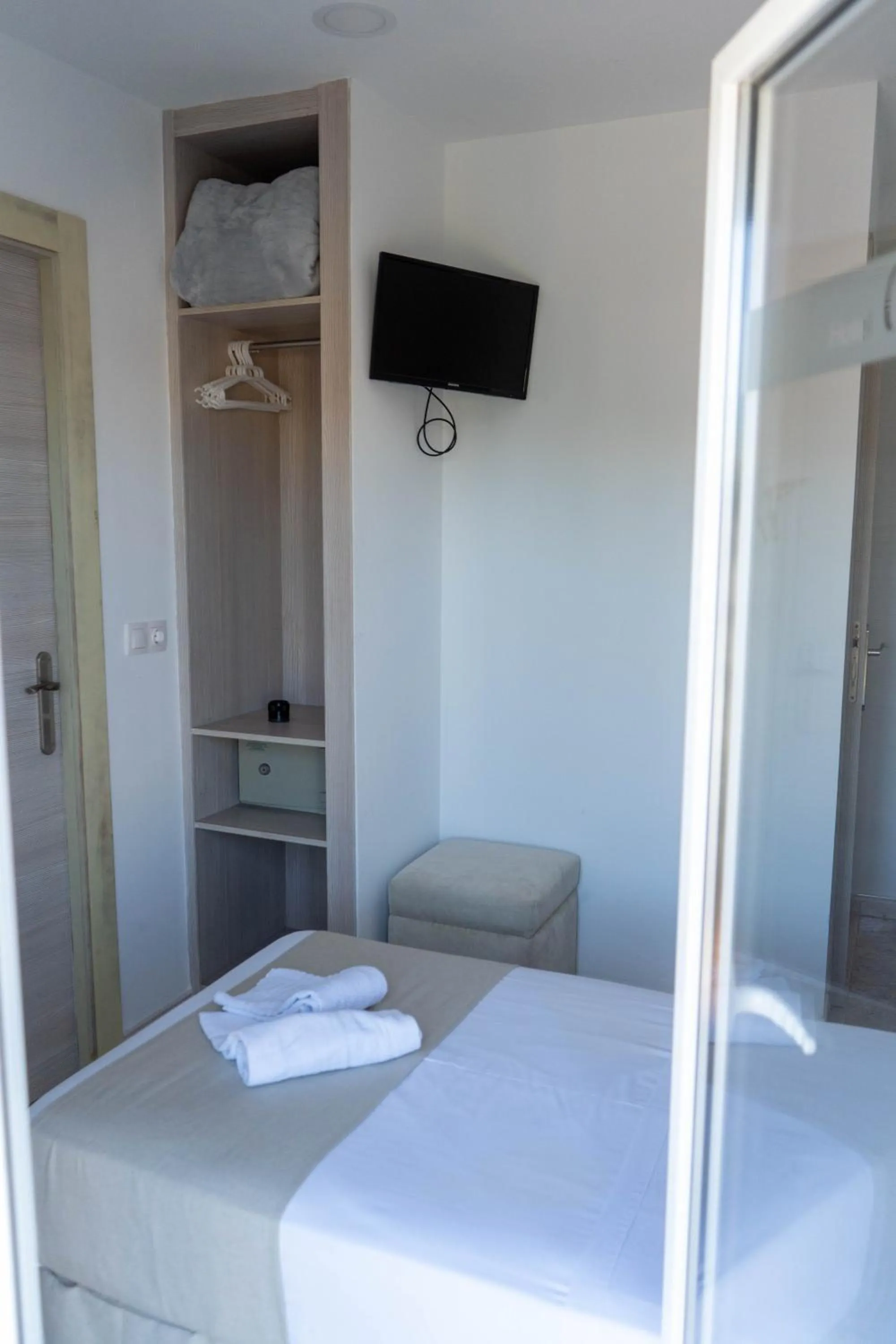 Bed in Coral beach house & food