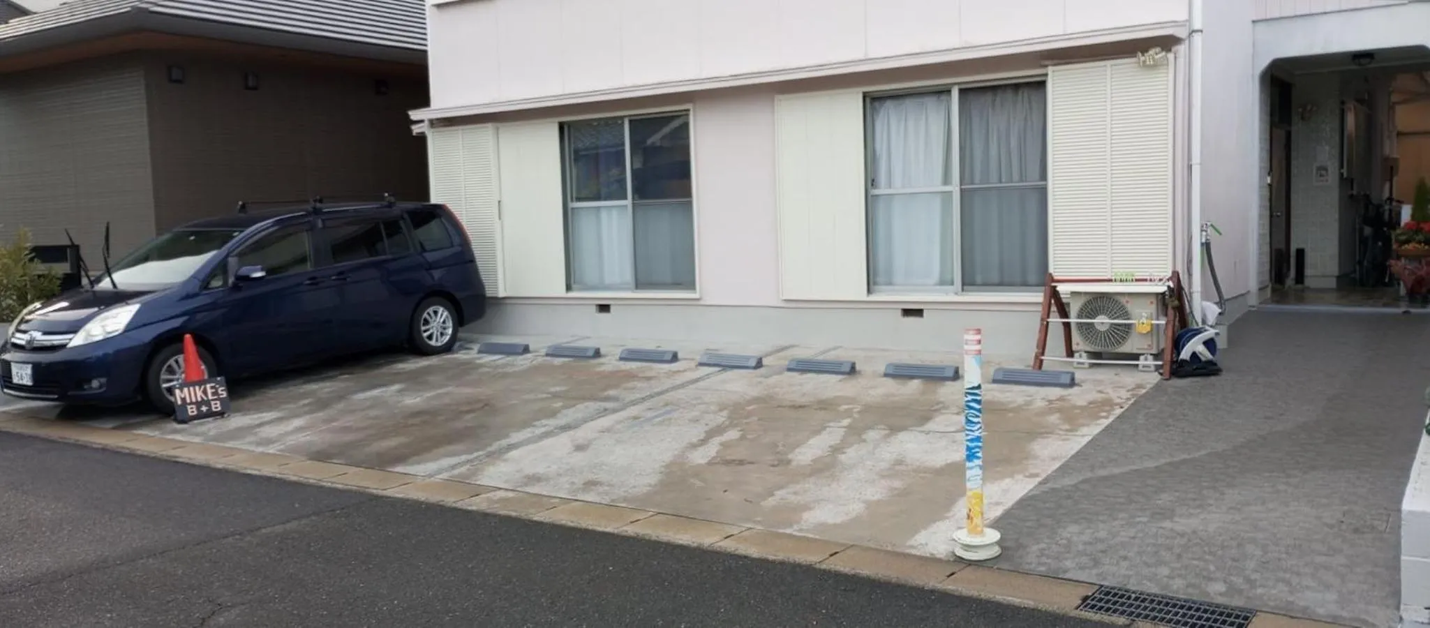 Parking in Mike's B&B Tokoname