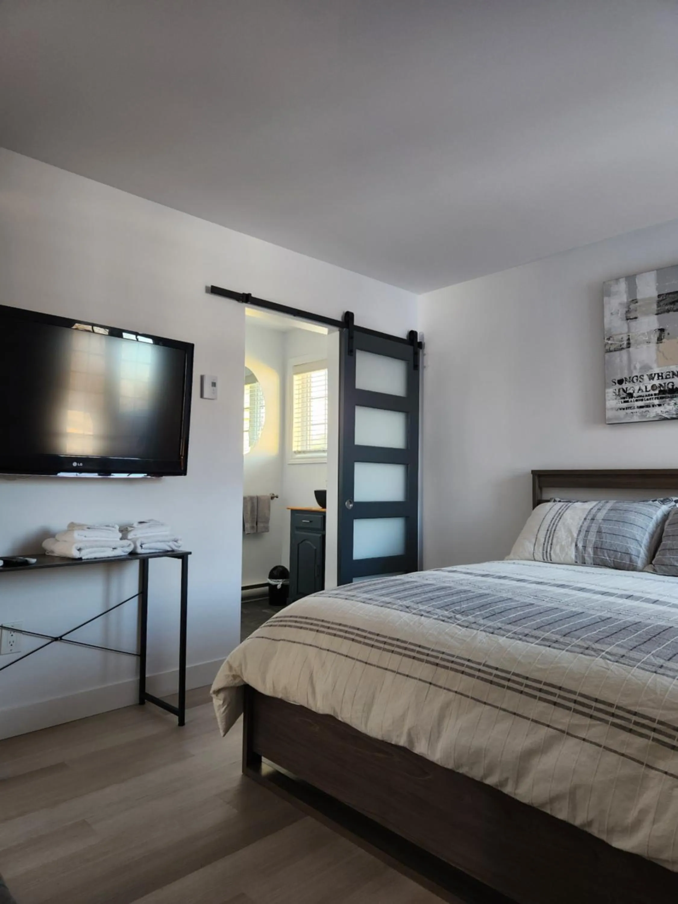 Shower, Bed in Gîte B&B - Aubergélit inc