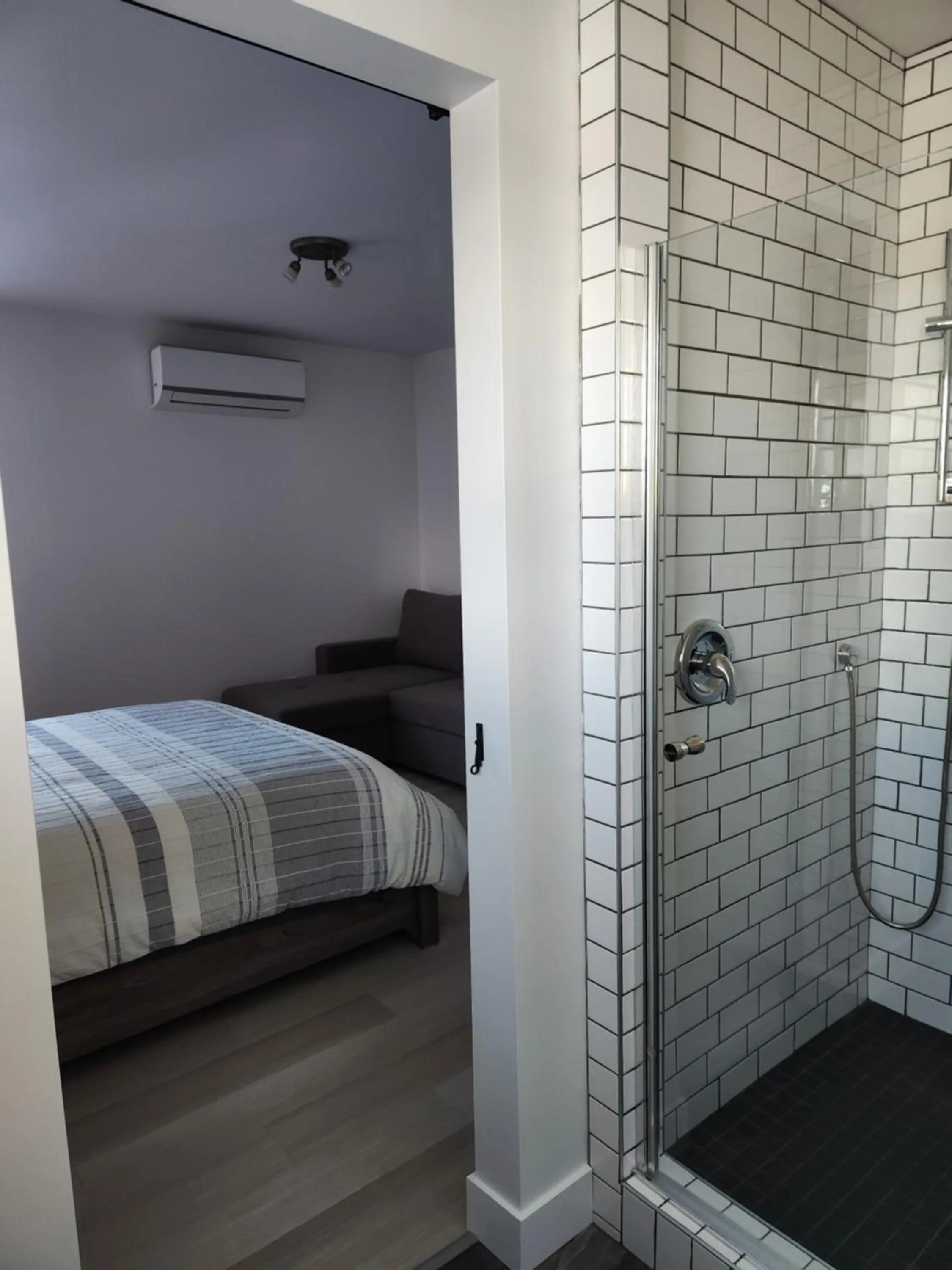 Shower, Bed in Gîte B&B - Aubergélit inc