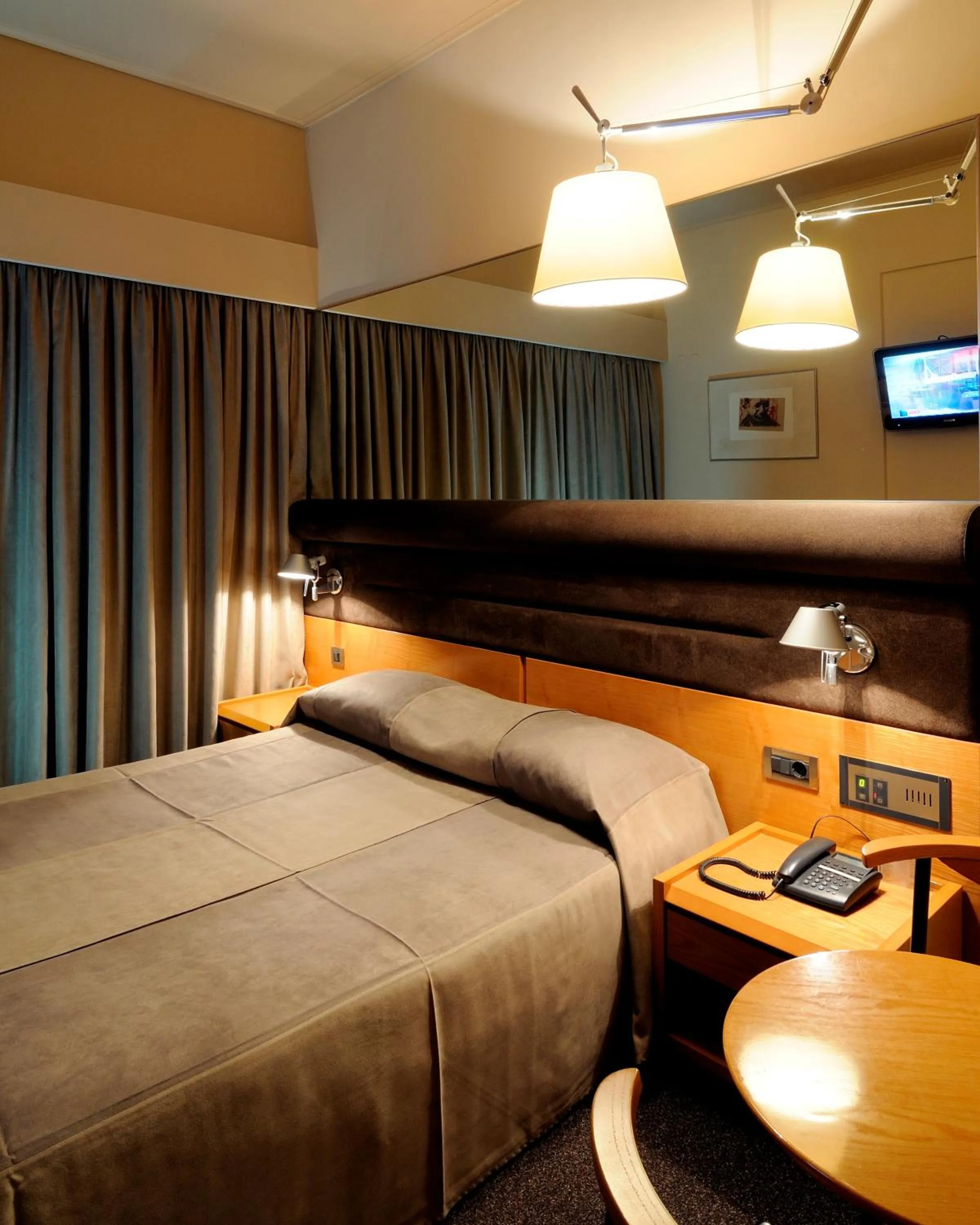 Photo of the whole room, Bed in Maniatis Hotel