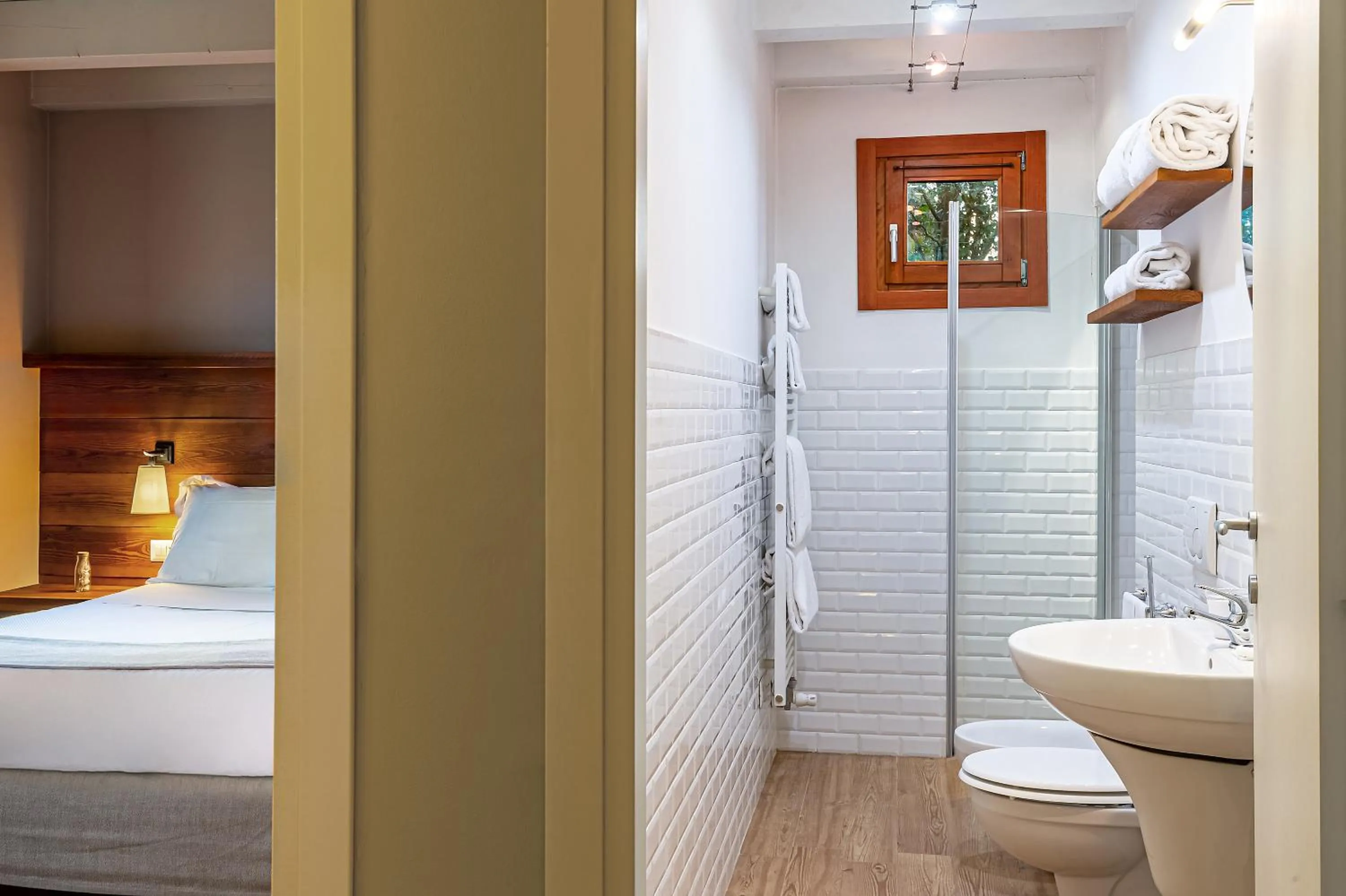 Toilet, Bed in Fiori e Frutti Hotel Agriresort Venezia Mestre