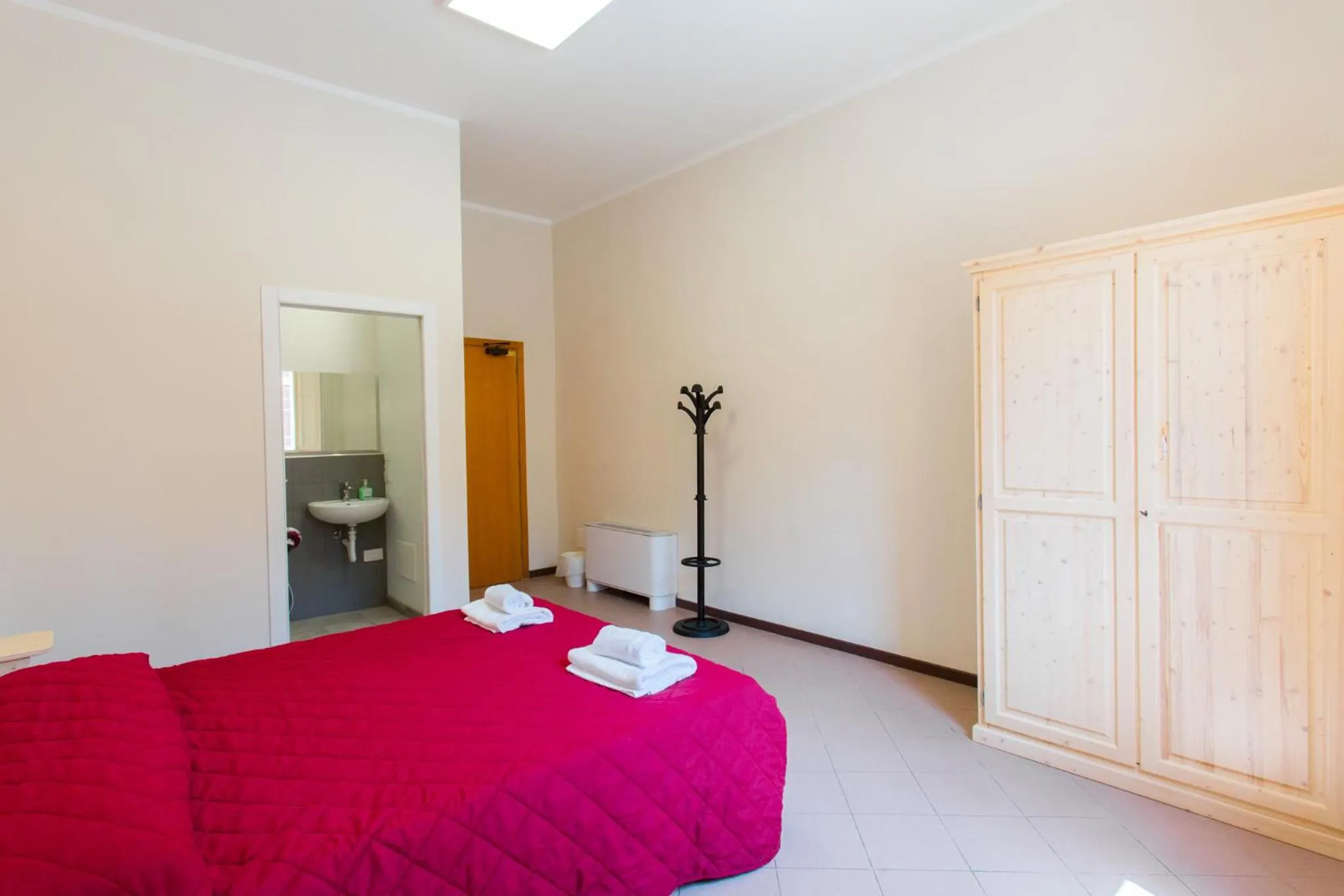 Photo of the whole room, Bed in Student's Hostel Estense