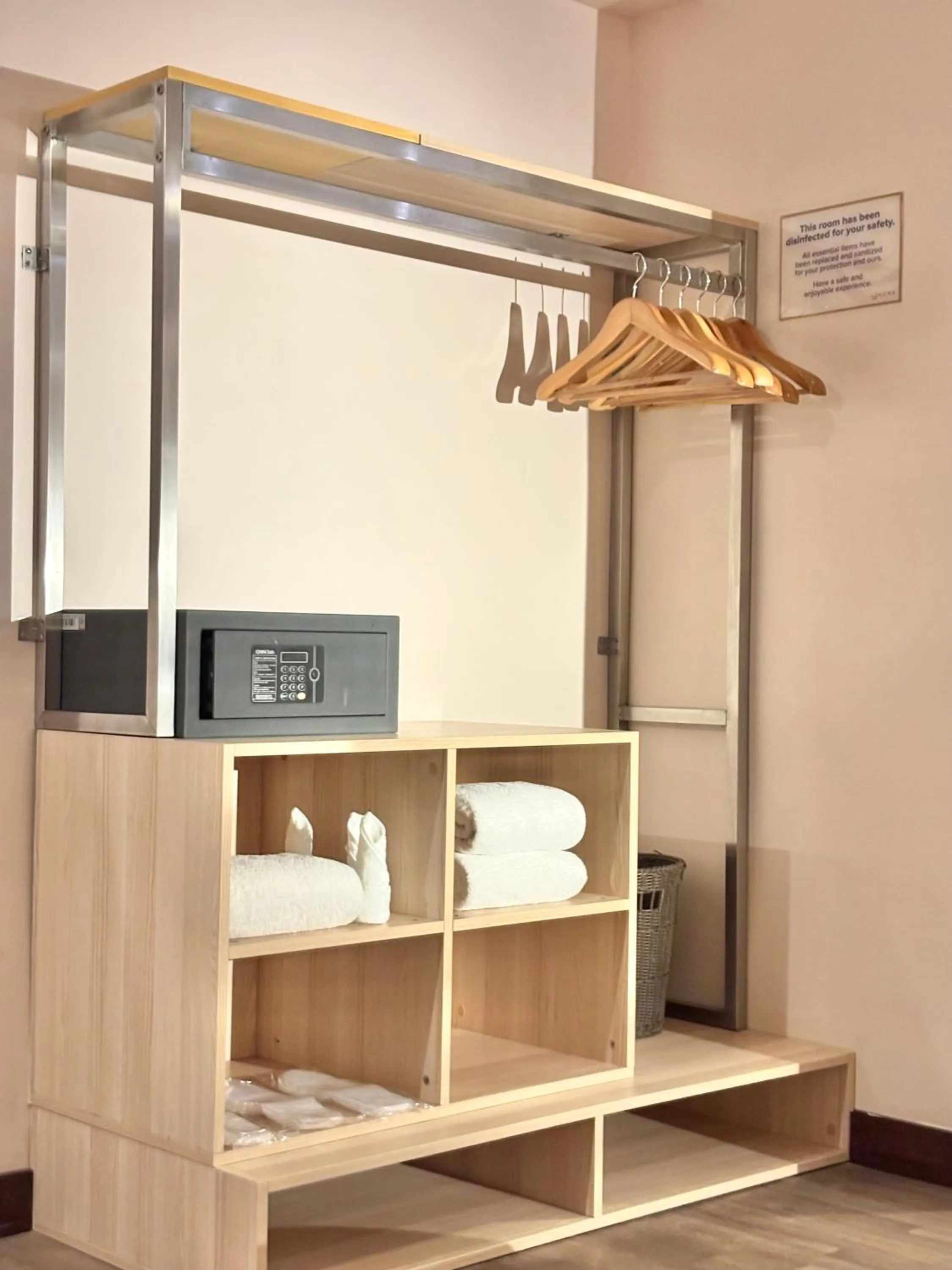 wardrobe in Cuna Hotel