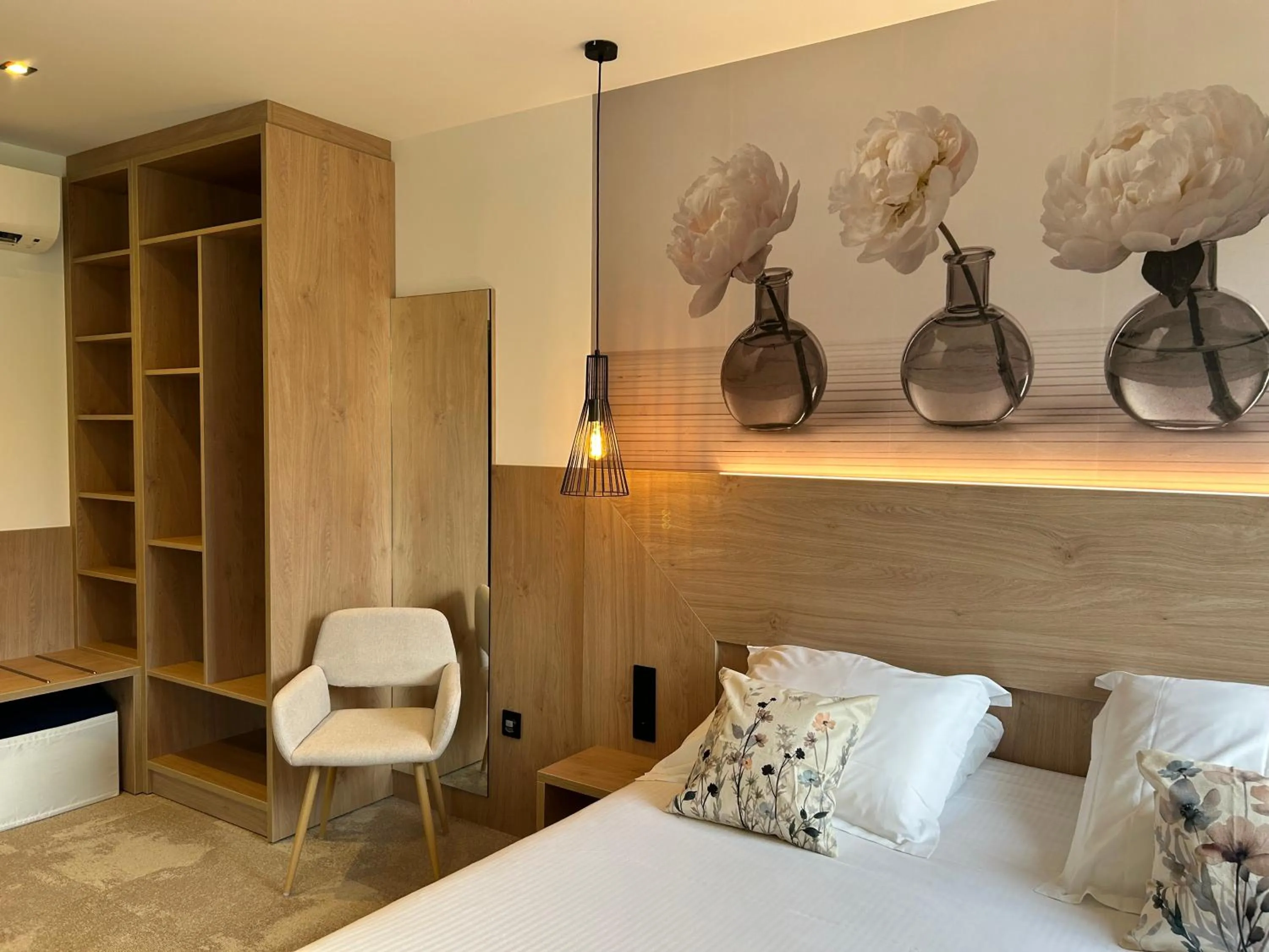 Bedroom, Bed in Les Orchidées , Hôtel & Restaurant