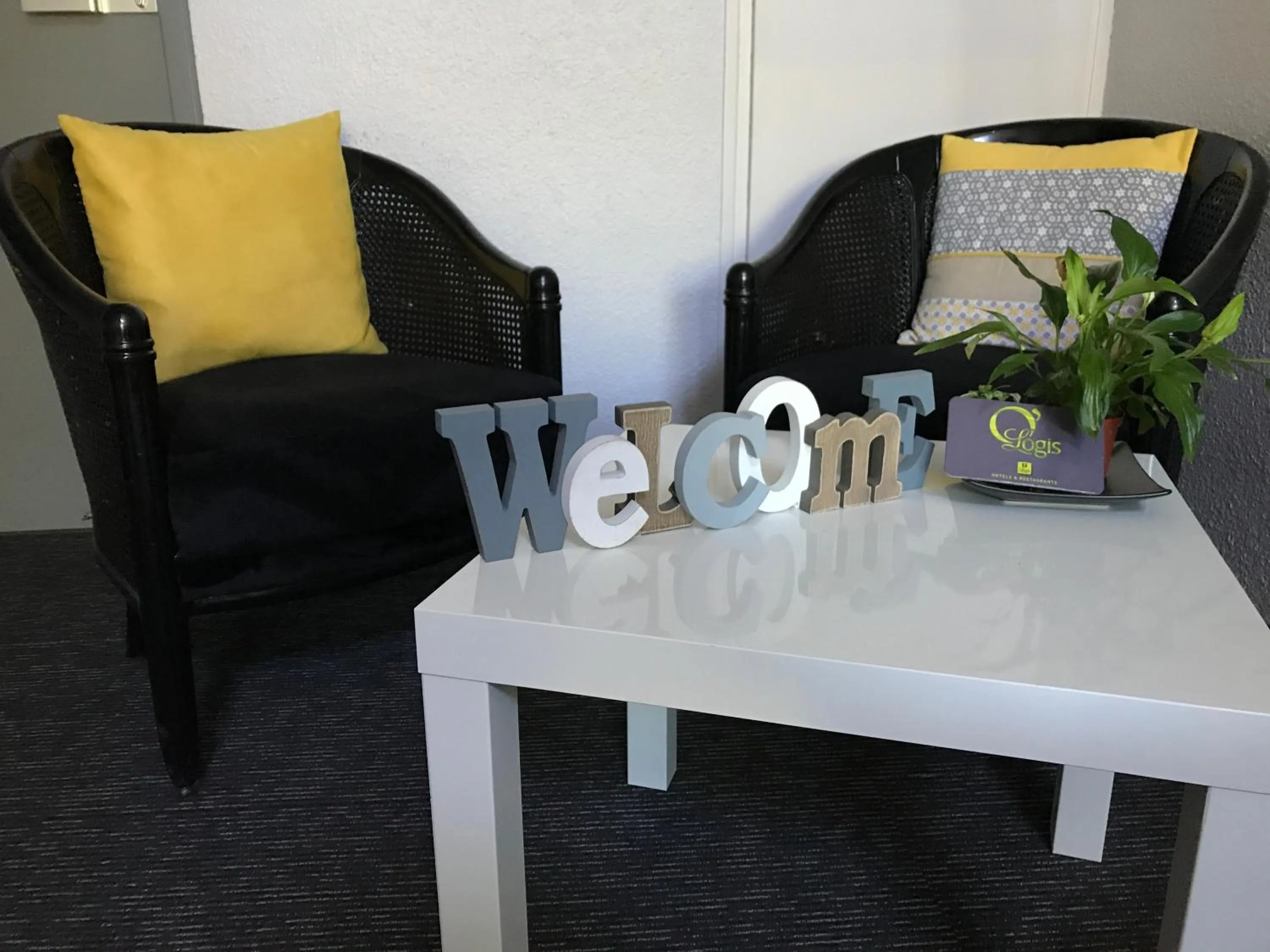 Lobby or reception in Les Orchidées , Hôtel & Restaurant