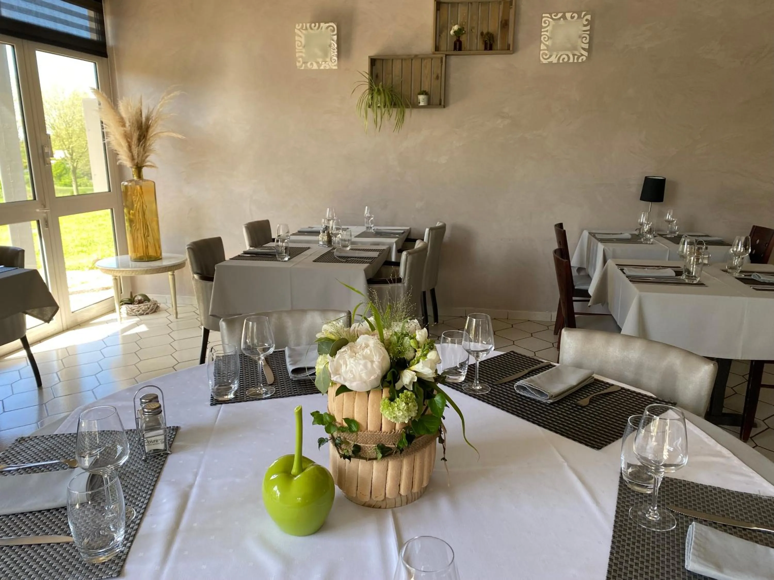 Restaurant/places to eat in Les Orchidées , Hôtel & Restaurant