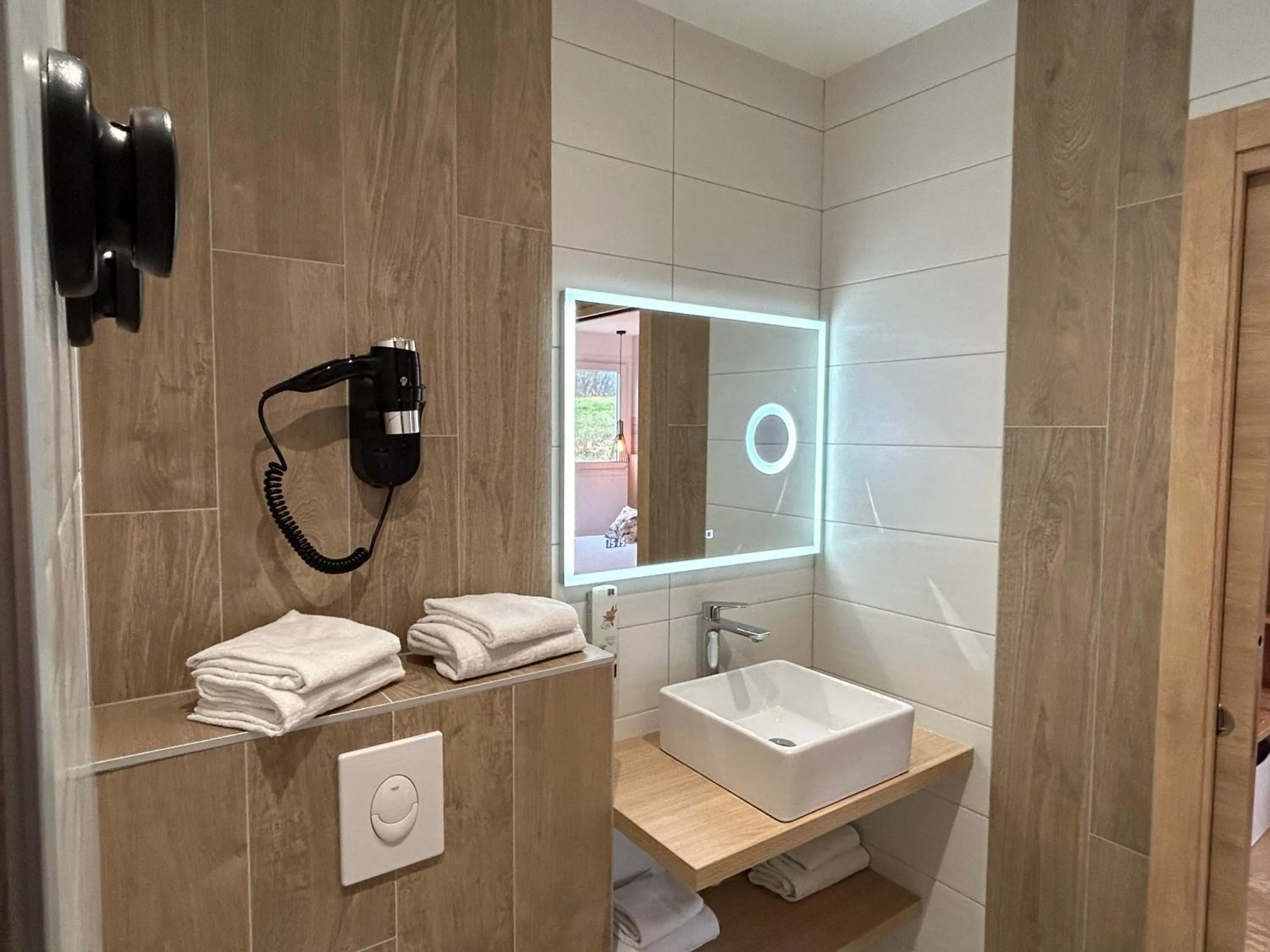 Bathroom in Les Orchidées , Hôtel & Restaurant