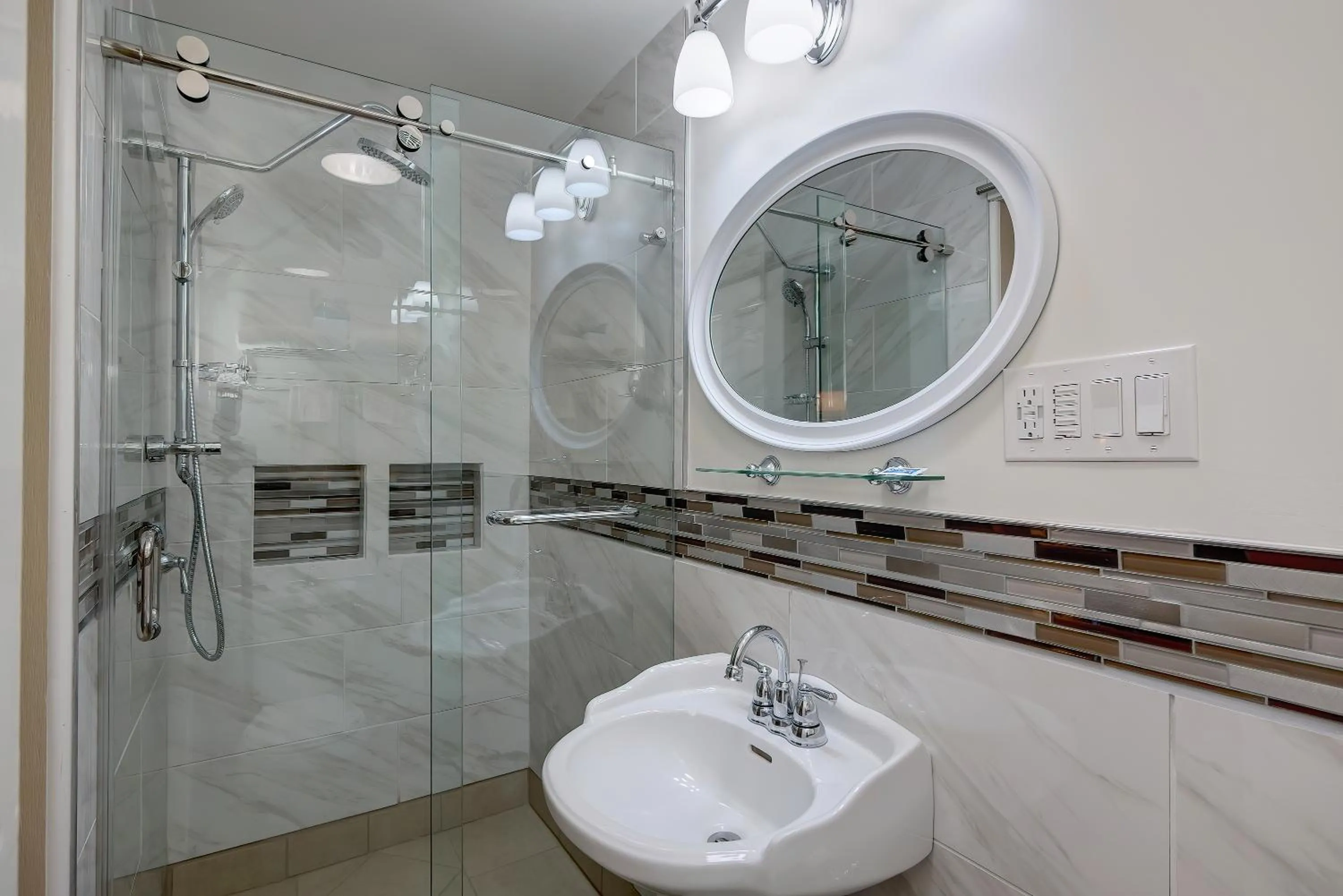 Bathroom in Mira Monte Inn & Suites