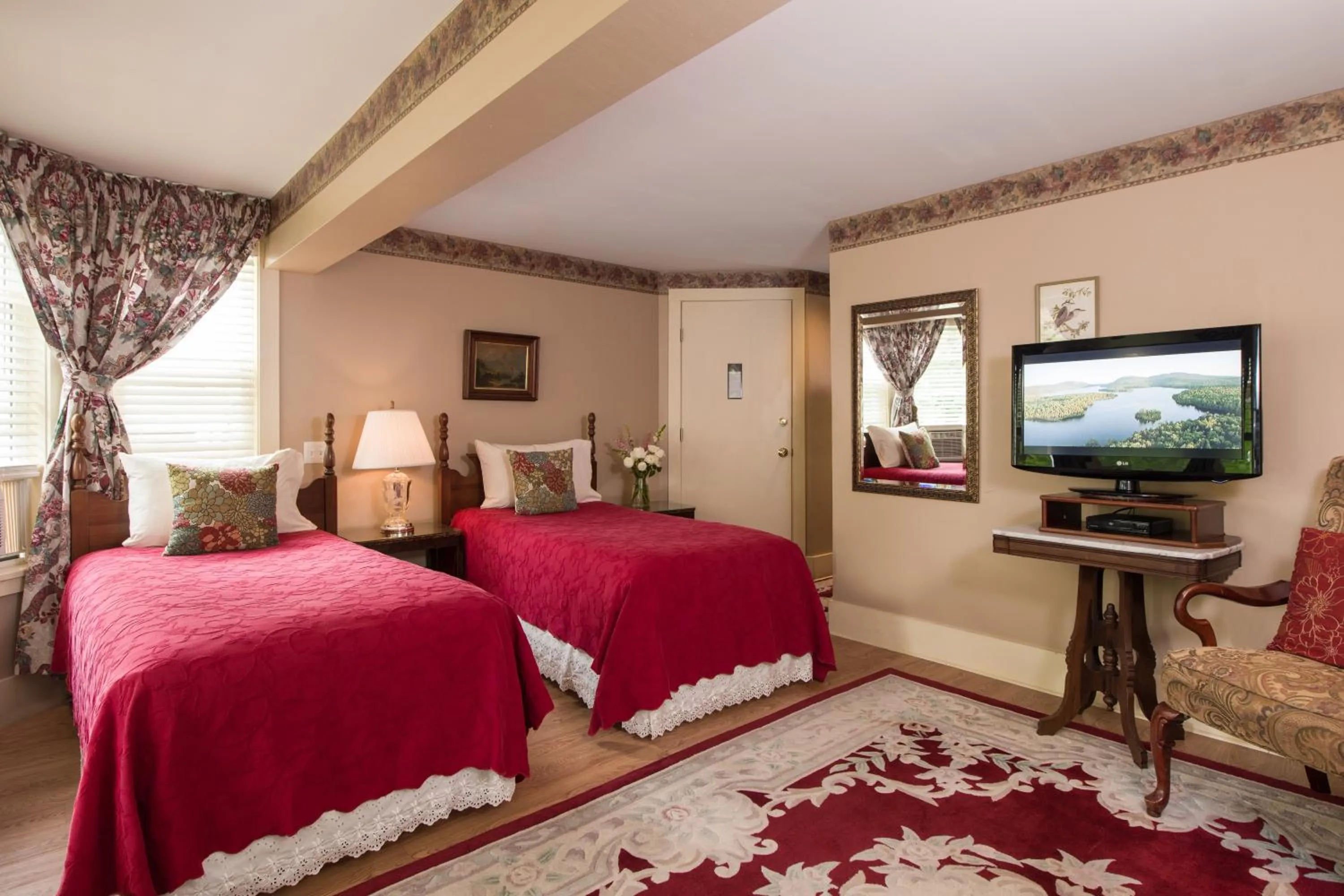 Bed in Mira Monte Inn & Suites