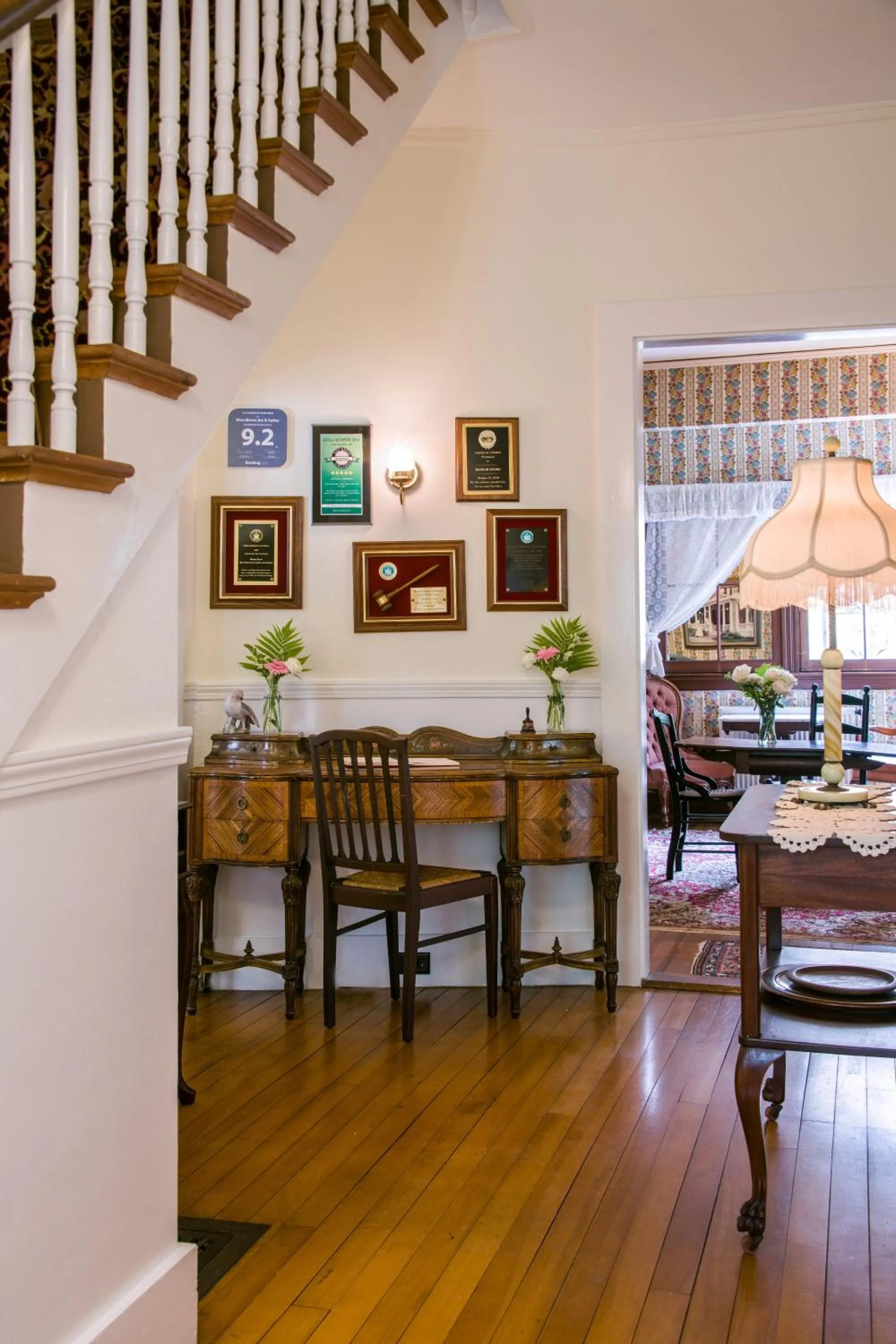 Library in Mira Monte Inn & Suites