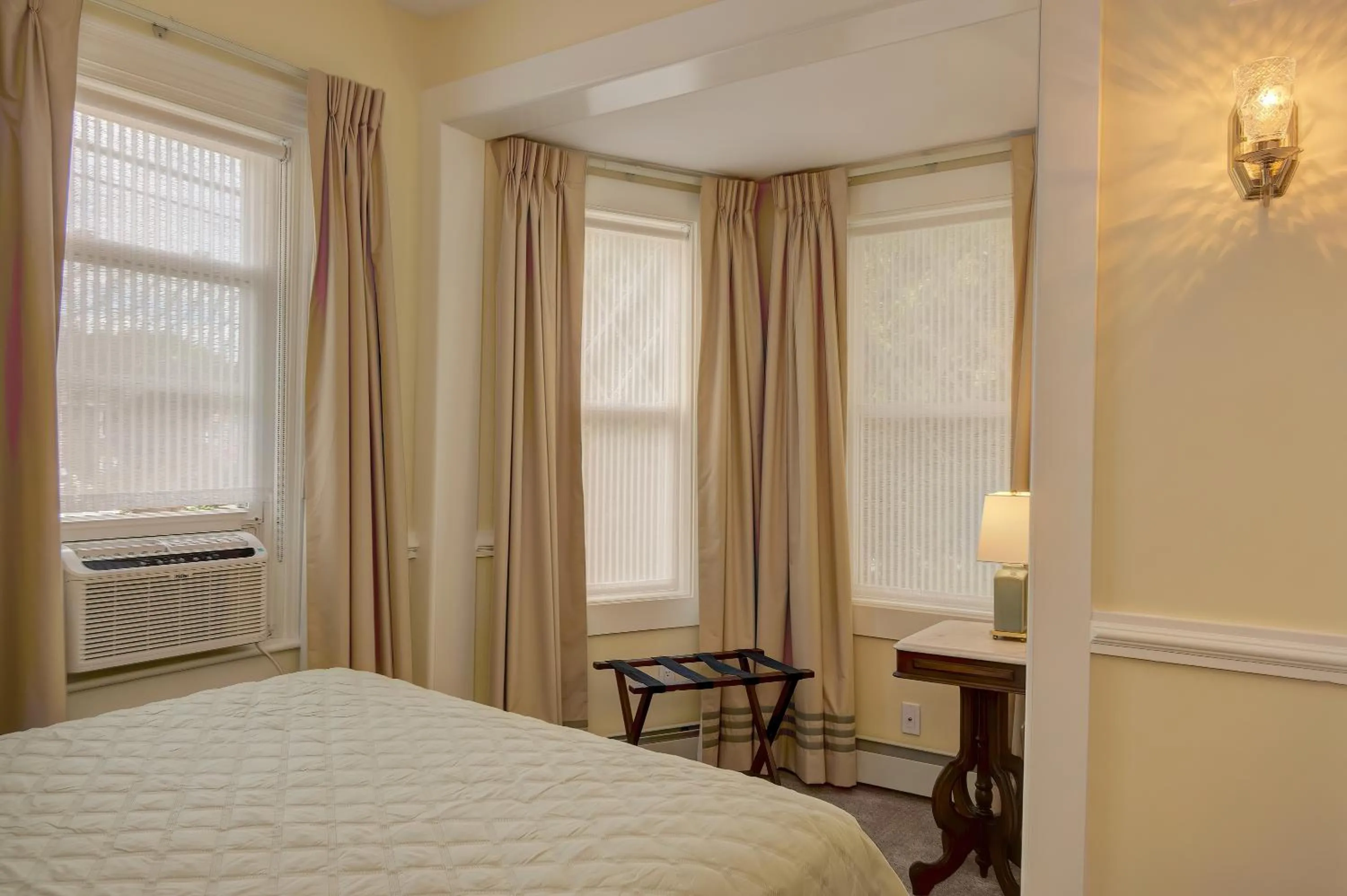 Bedroom, Bed in Mira Monte Inn & Suites