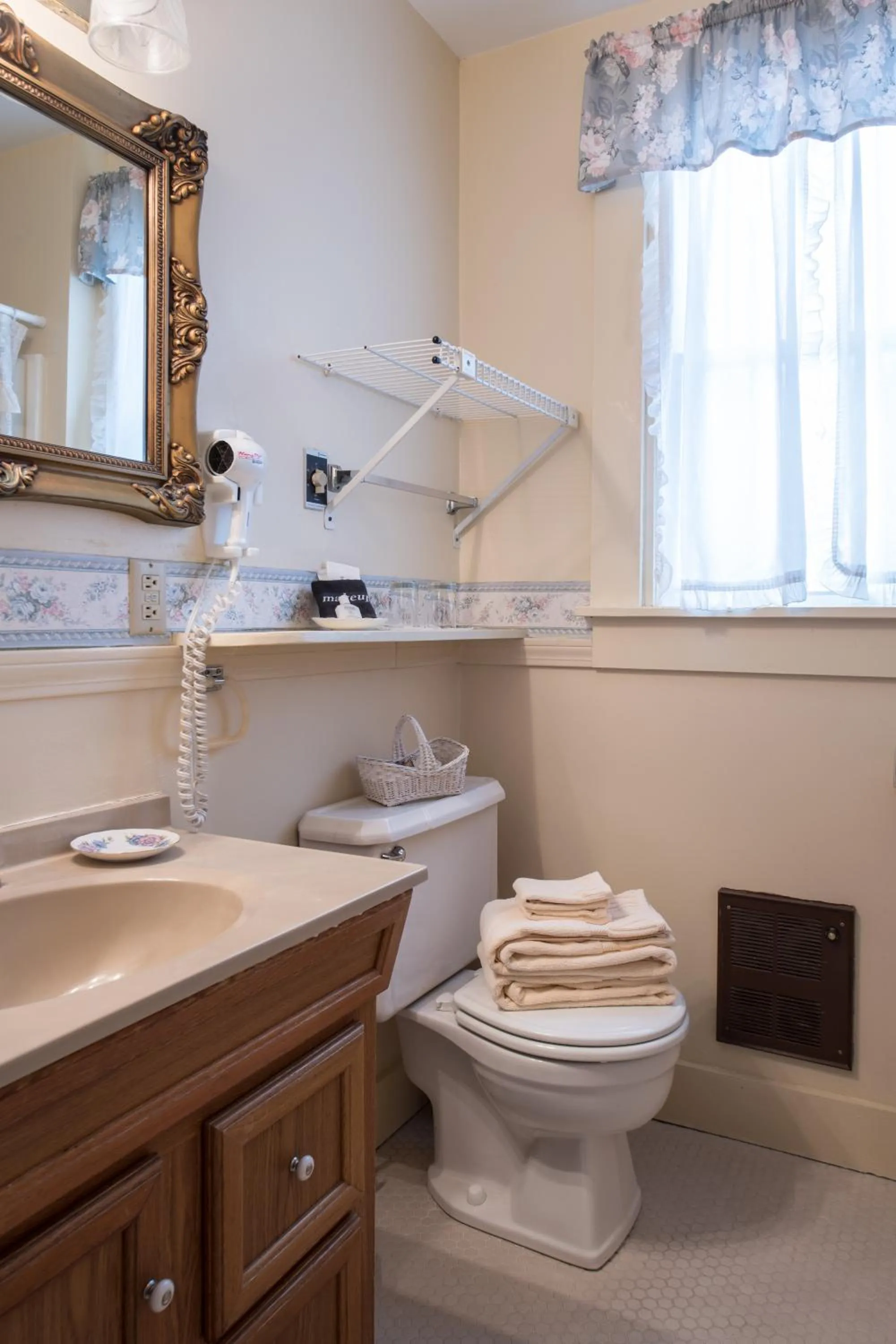 Bathroom in Mira Monte Inn & Suites