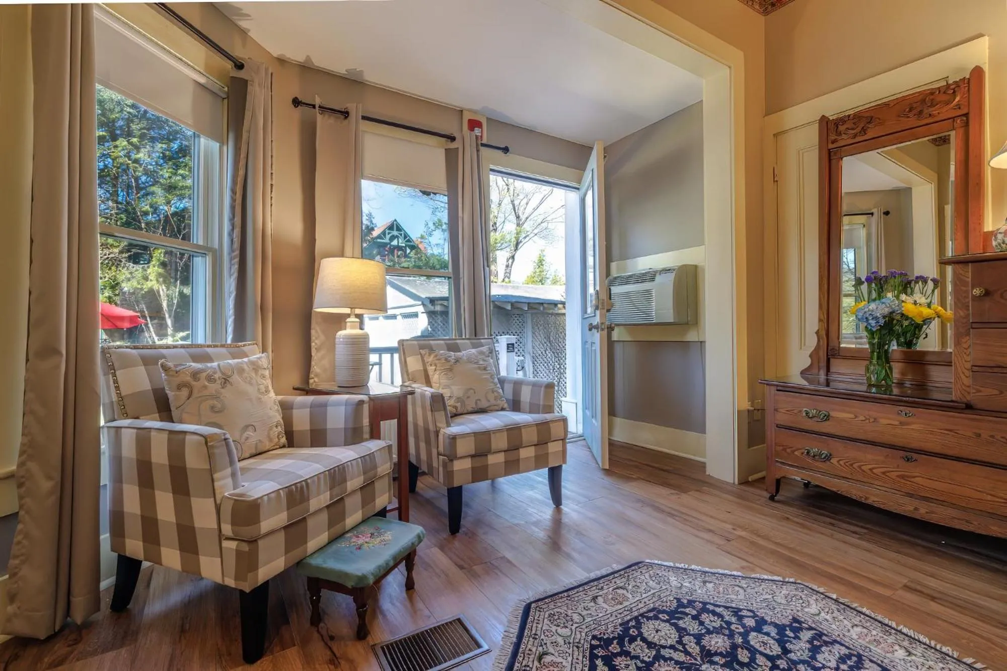 Seating area in Mira Monte Inn & Suites