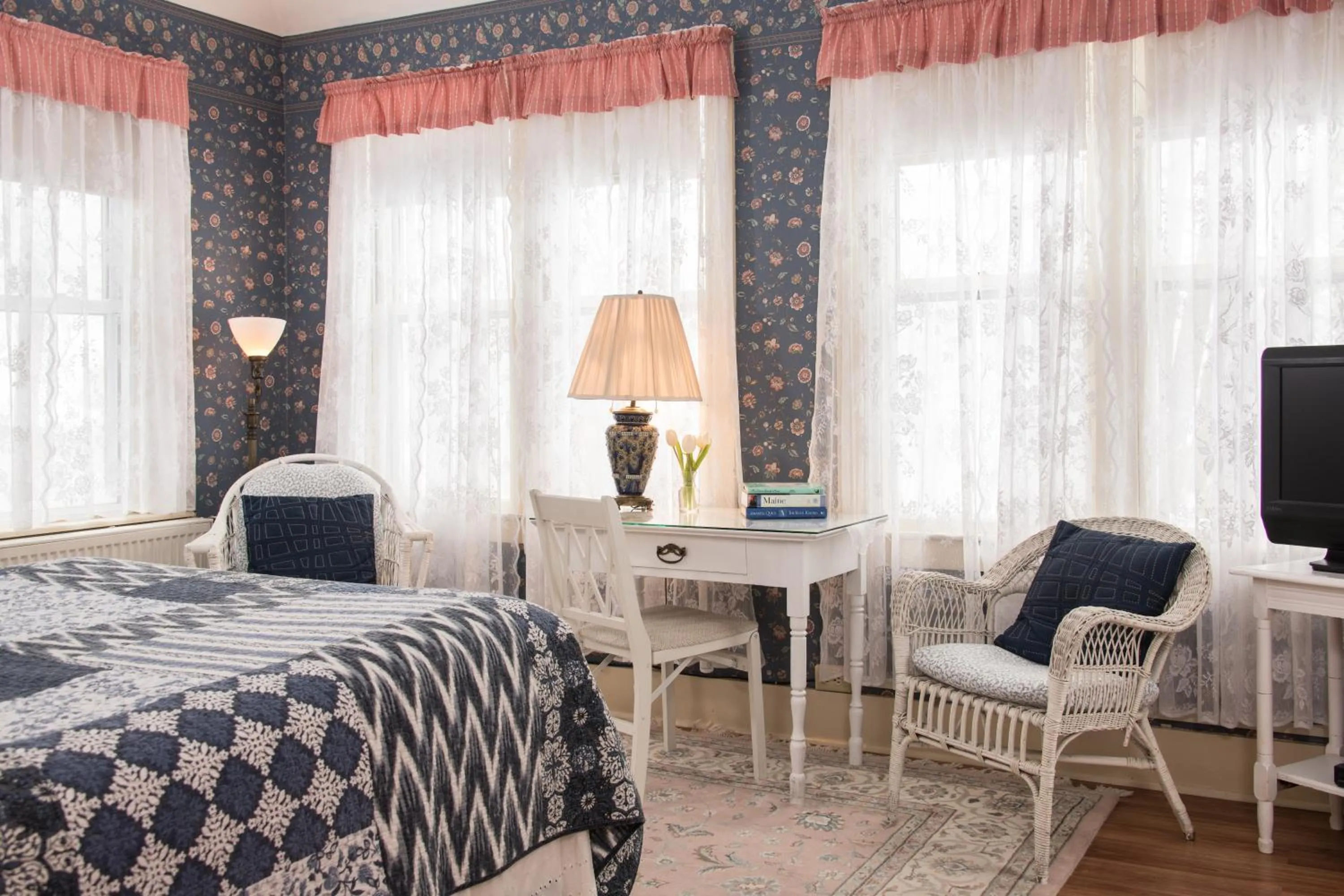 Bed in Mira Monte Inn & Suites