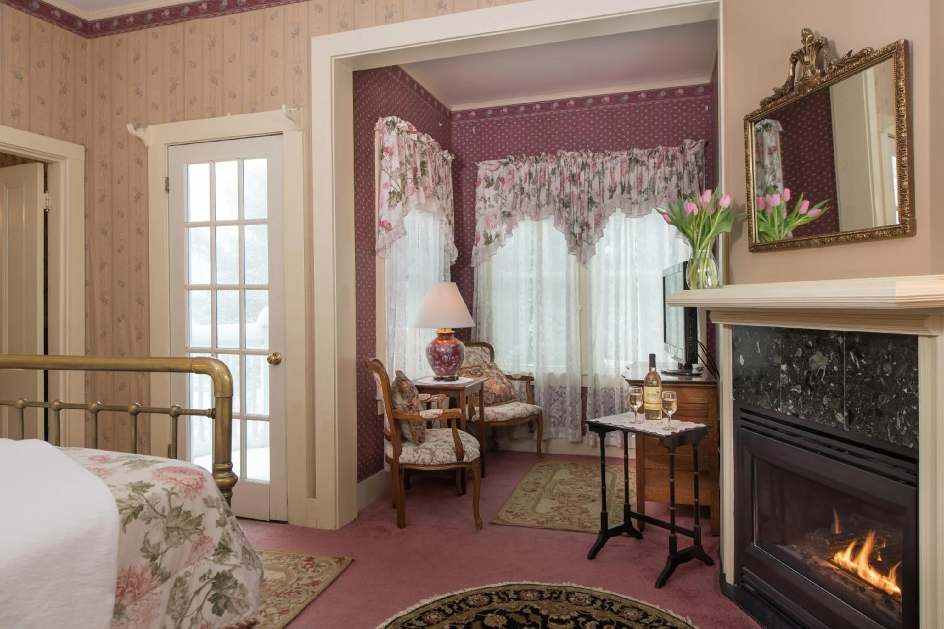 Seating area, Bed in Mira Monte Inn & Suites