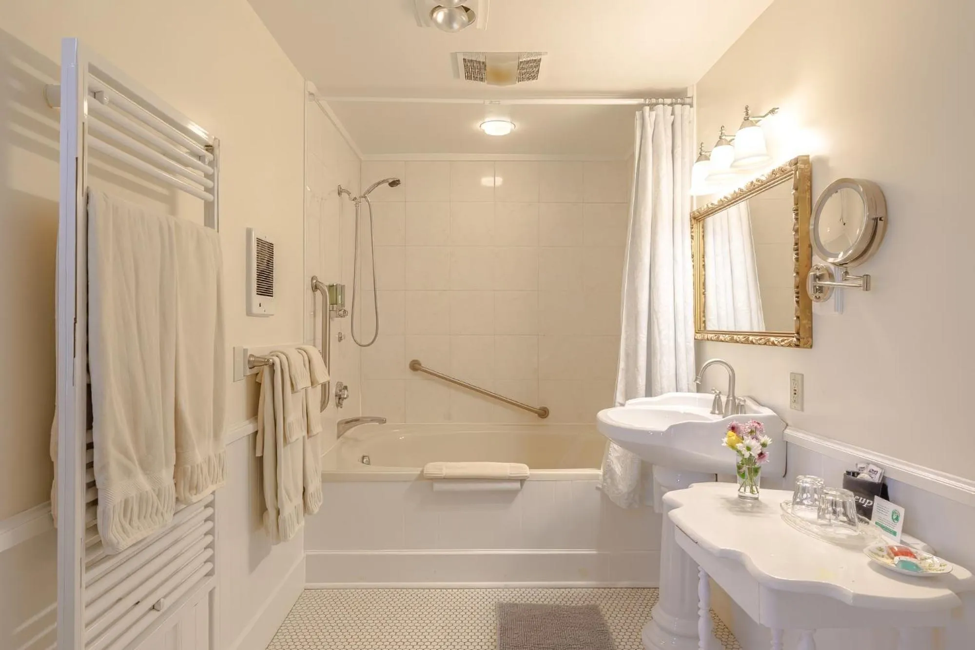 Bathroom in Mira Monte Inn & Suites