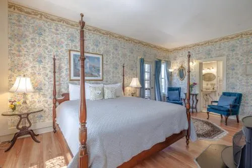 Mira Monte Inn & Suites