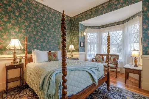 Mira Monte Inn & Suites