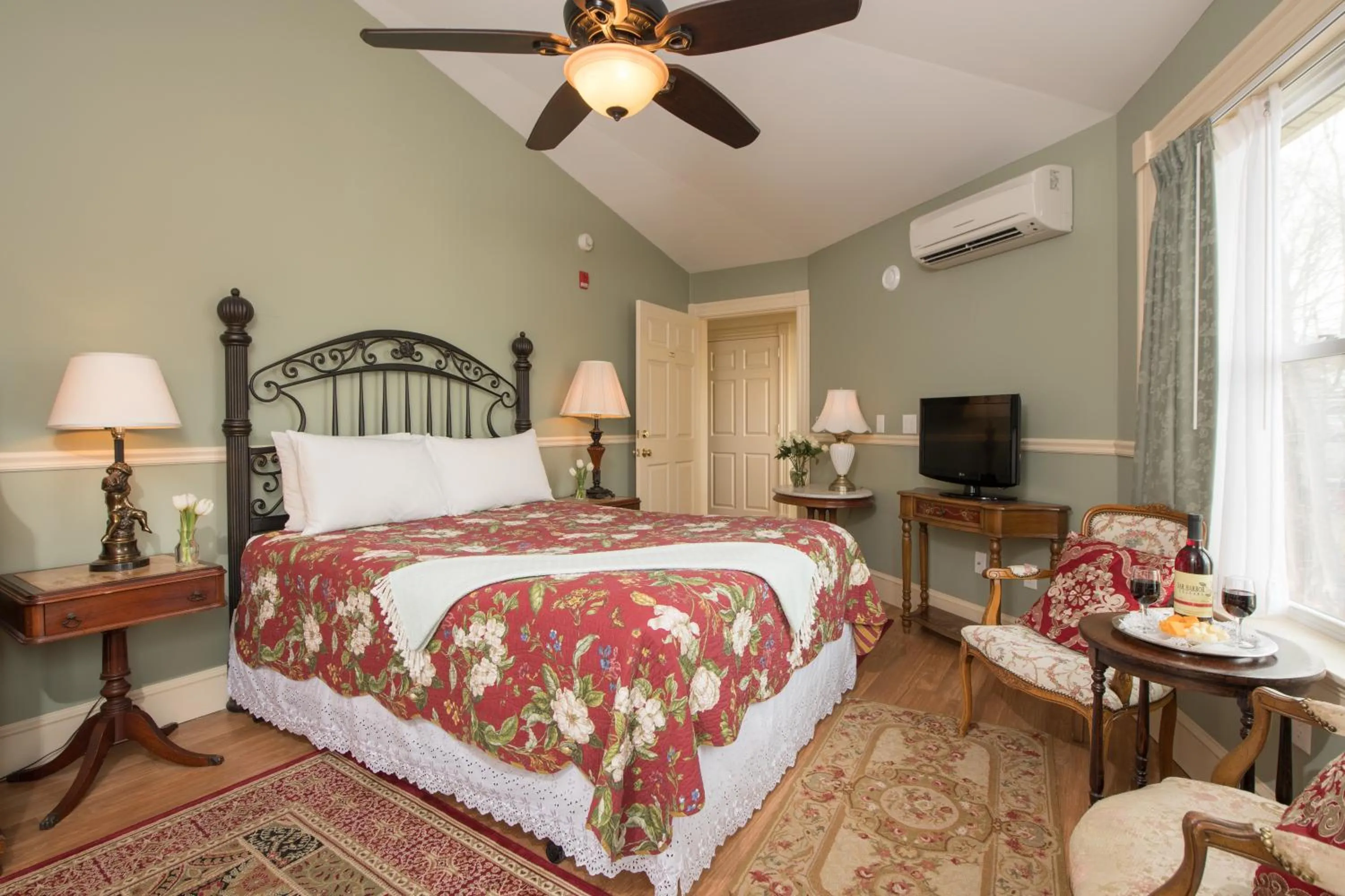 Bedroom, Bed in Mira Monte Inn & Suites