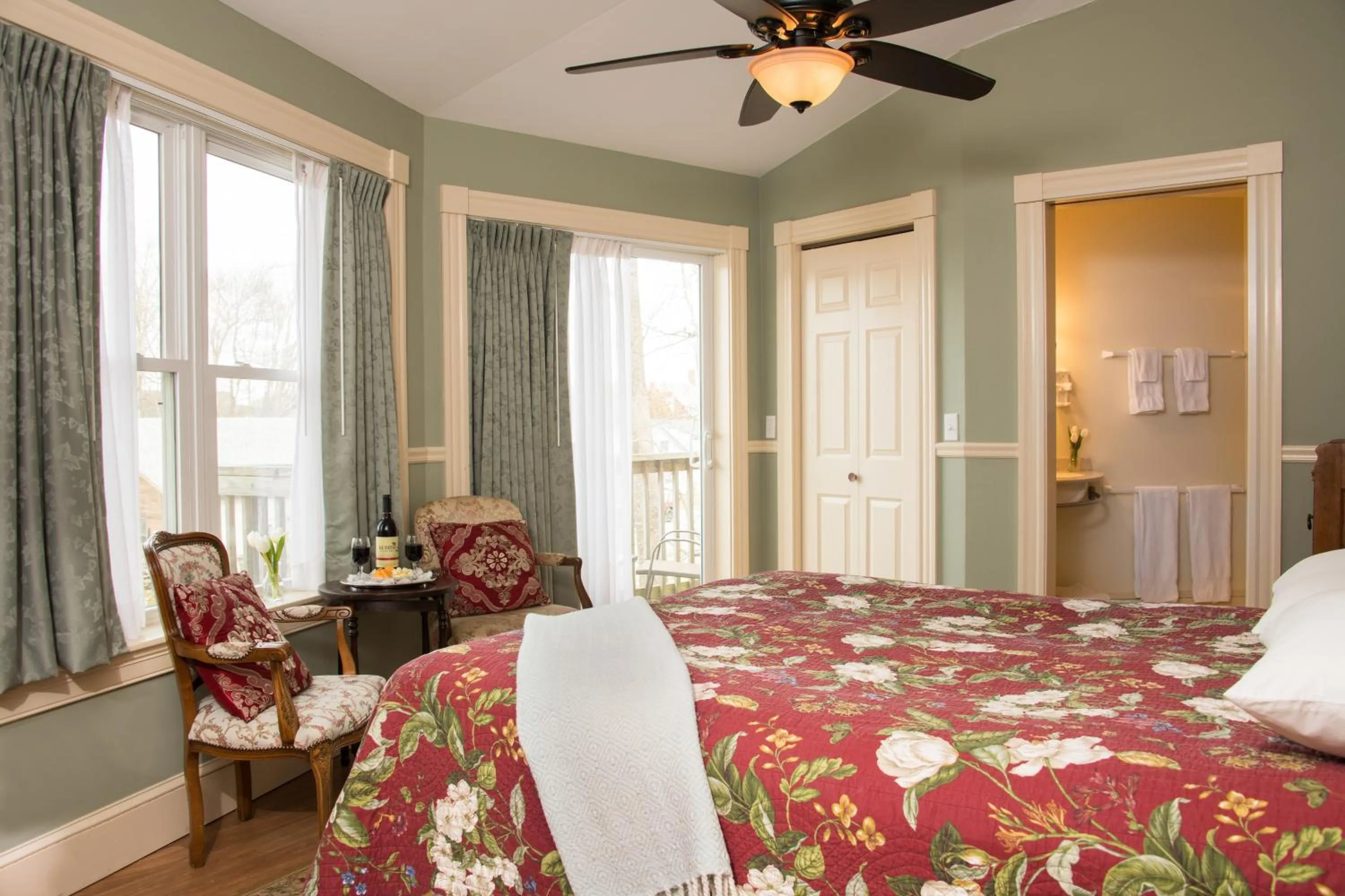 Bed in Mira Monte Inn & Suites