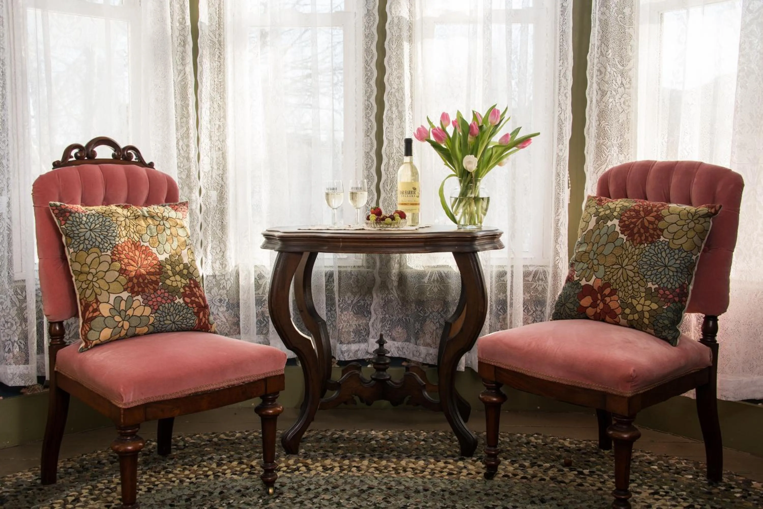 Seating area in Mira Monte Inn & Suites