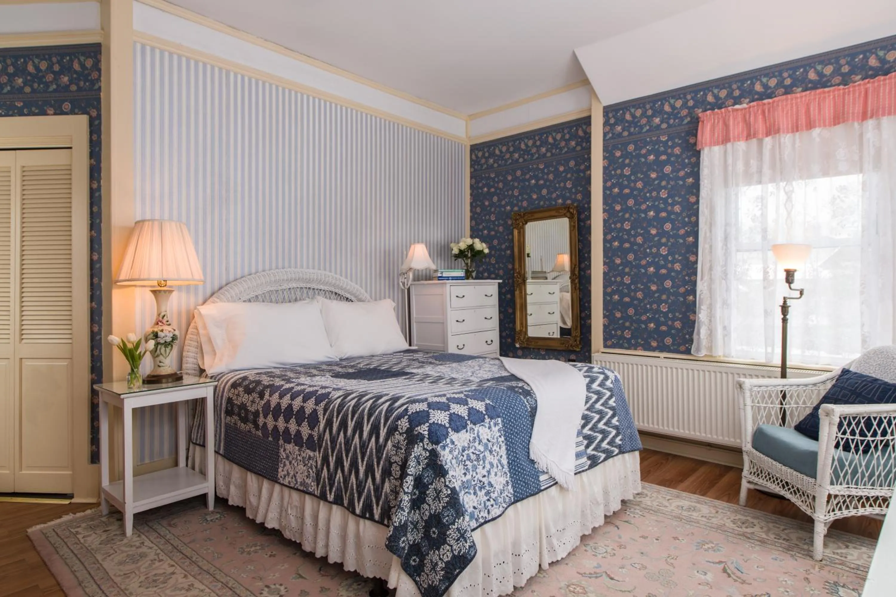 Bed in Mira Monte Inn & Suites