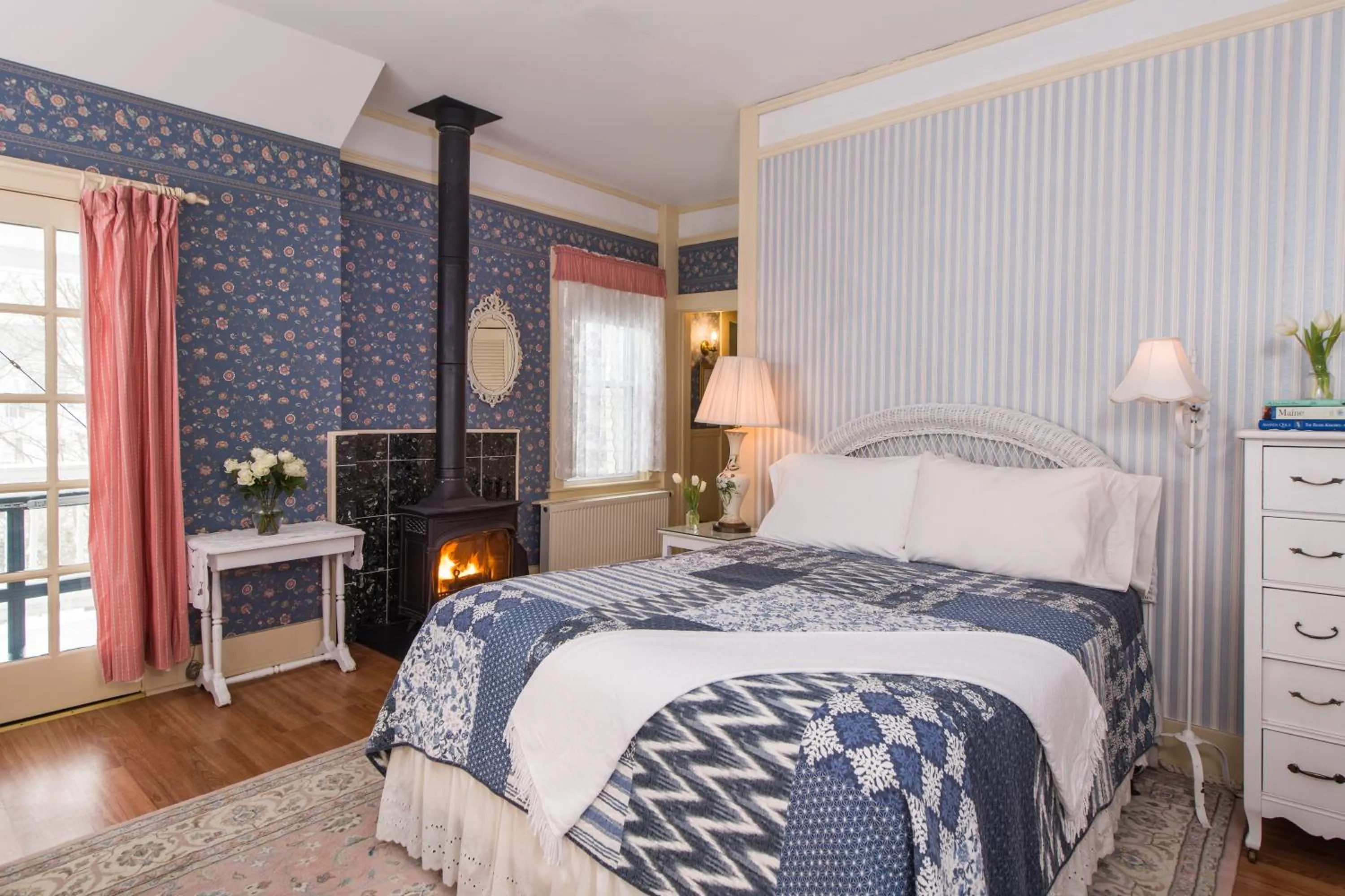 Bedroom, Bed in Mira Monte Inn & Suites