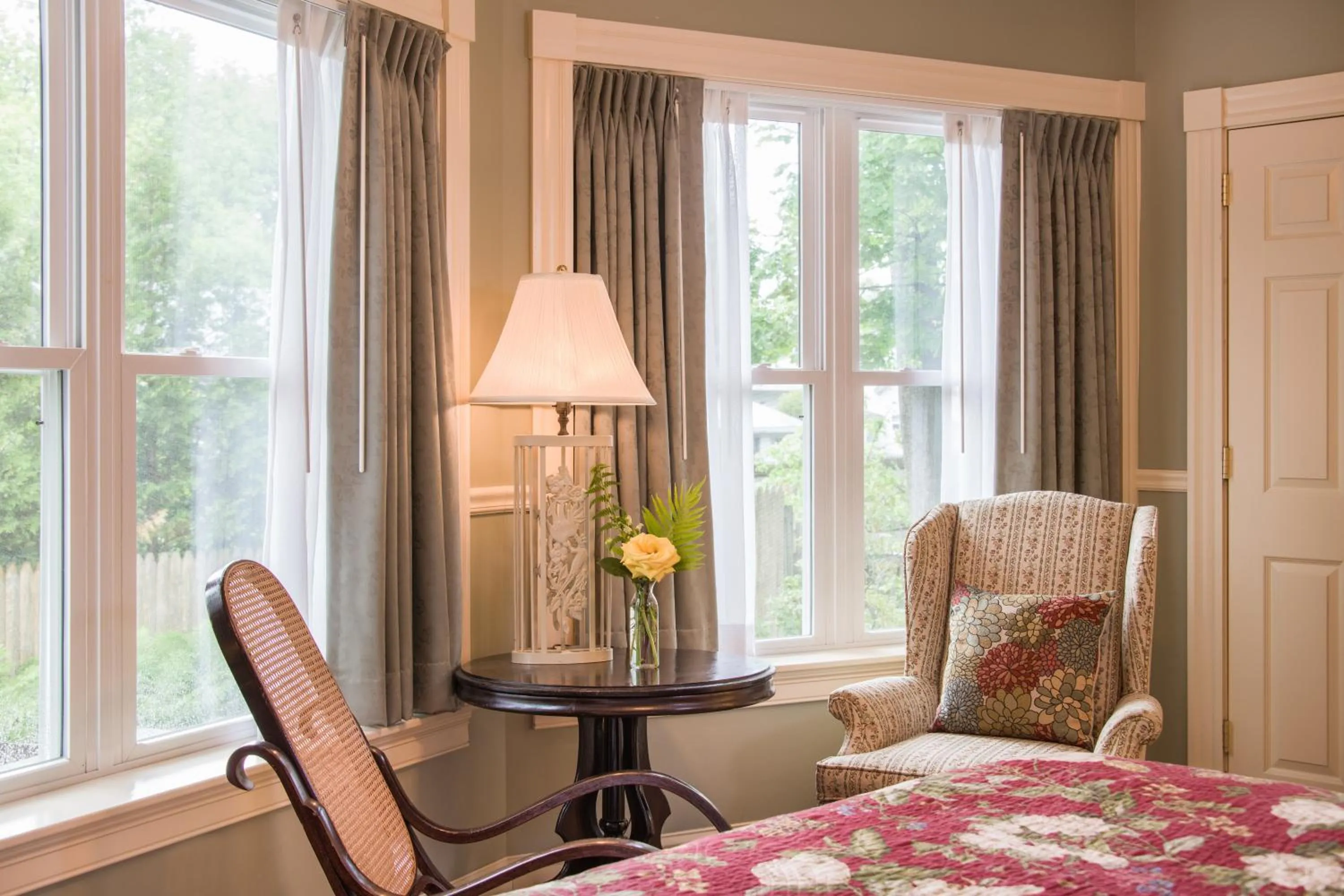 Seating area, Bed in Mira Monte Inn & Suites