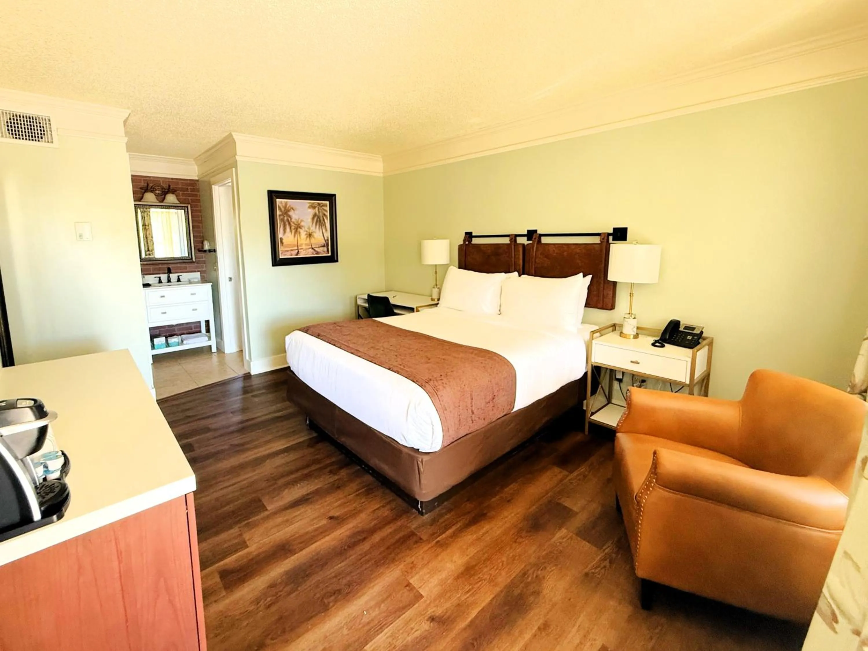 Queen Room in Bayfront Inn