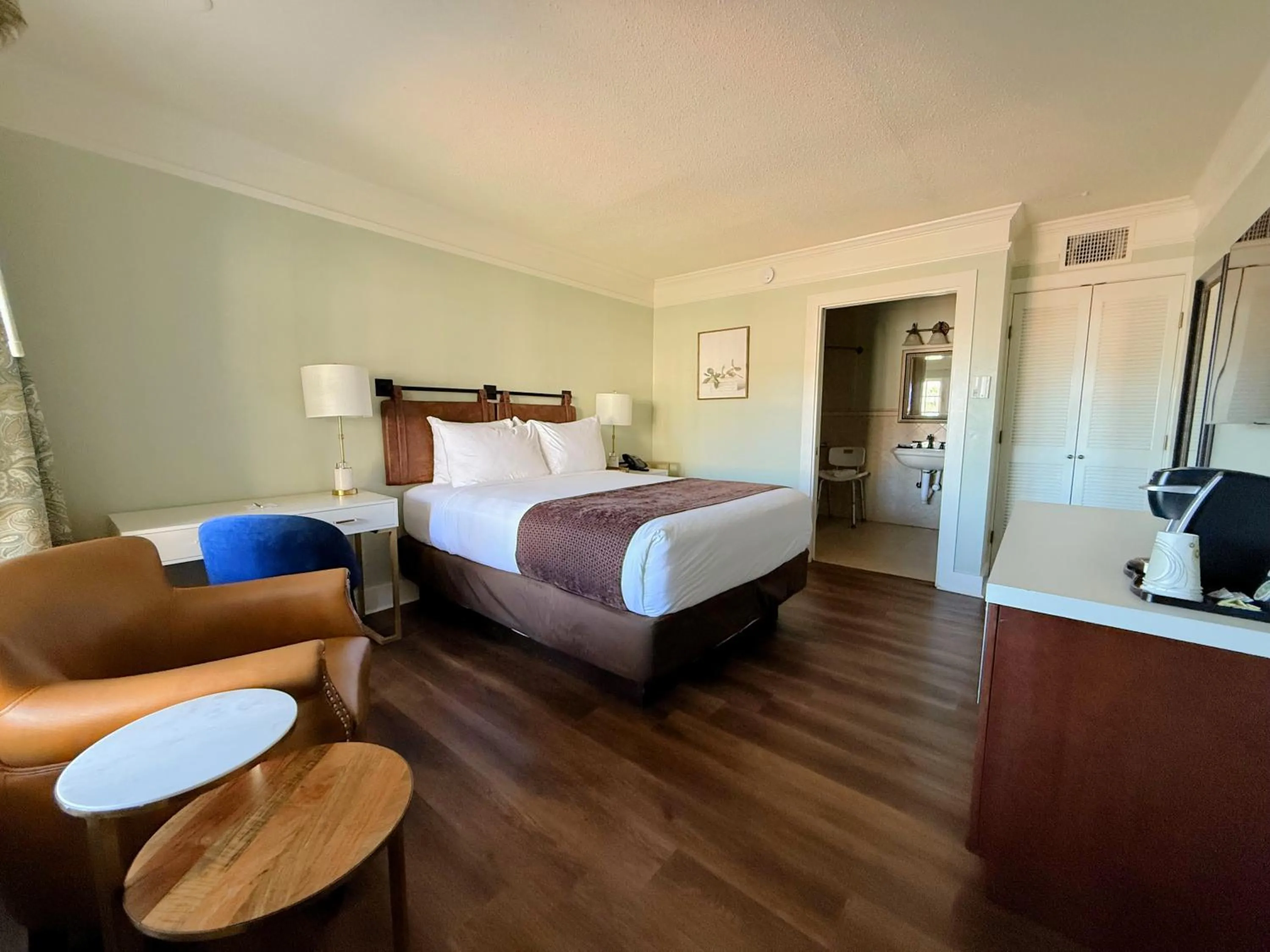 Queen Room - Disability Access in Bayfront Inn