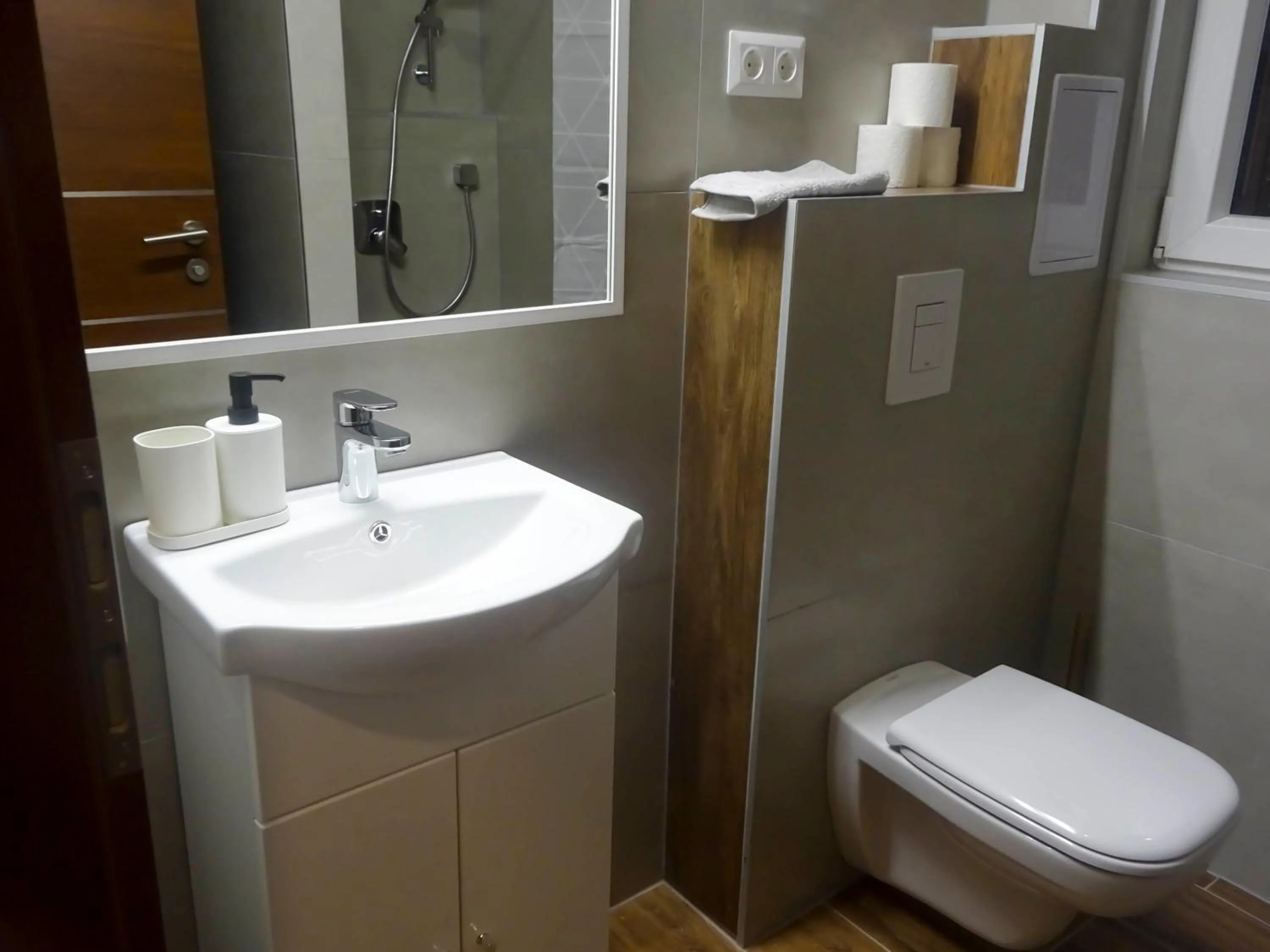 Shower in Corvin Point Rooms and Apartments