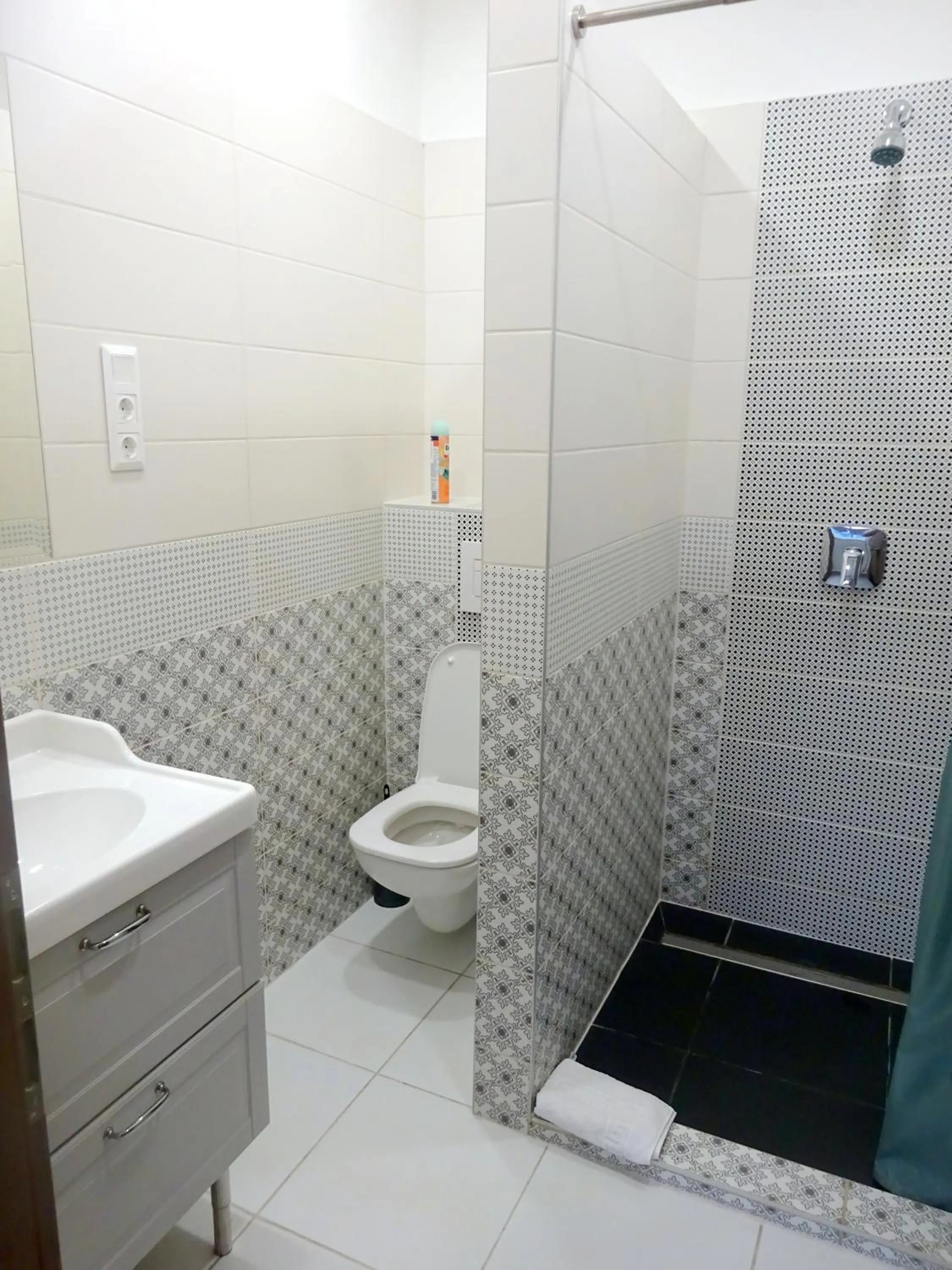 Shower in Corvin Point Rooms and Apartments