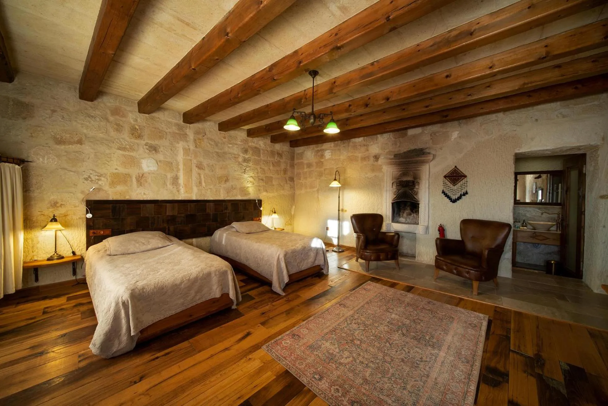 Photo of the whole room, Bed in Seki Cave Suites