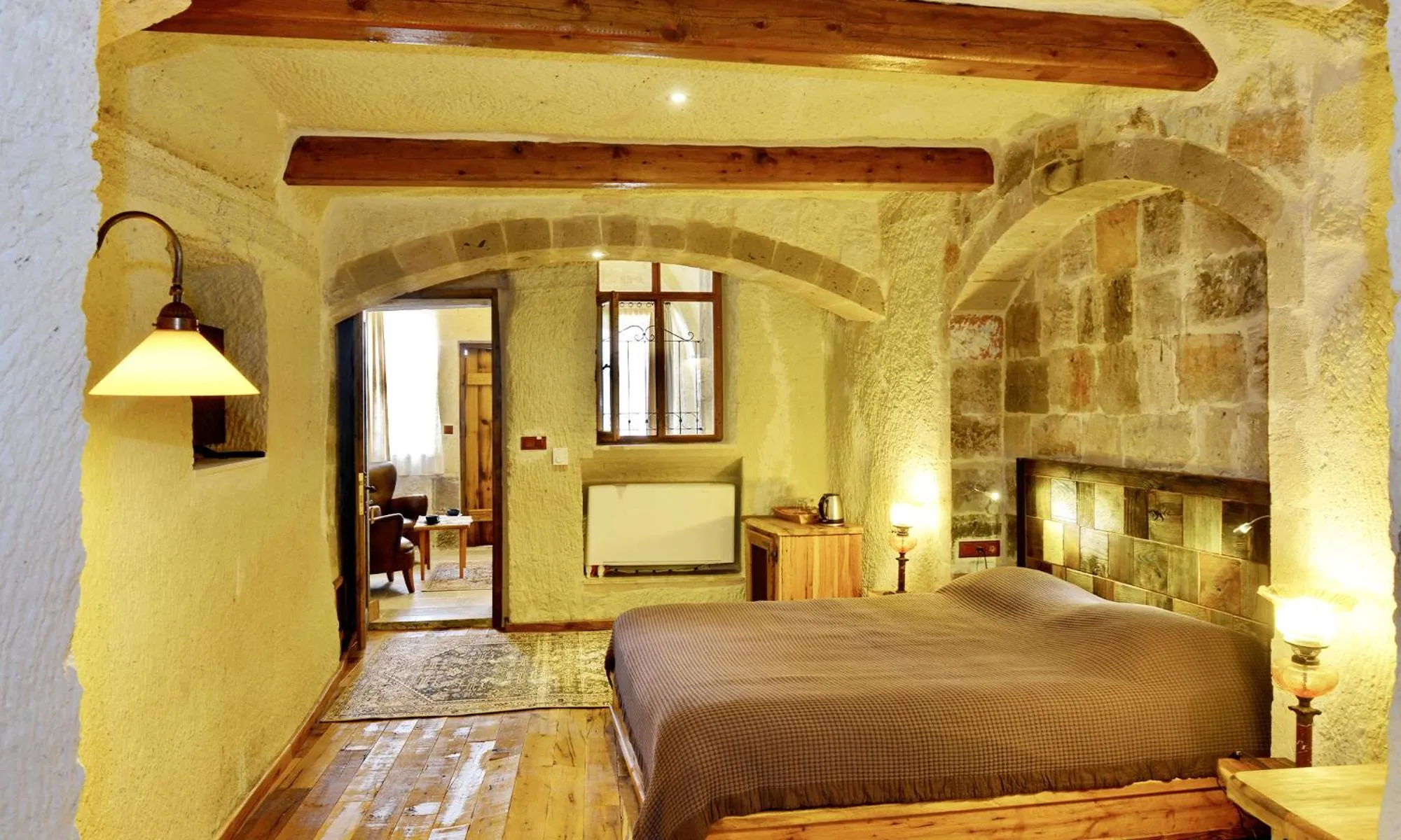 Photo of the whole room, Bed in Seki Cave Suites