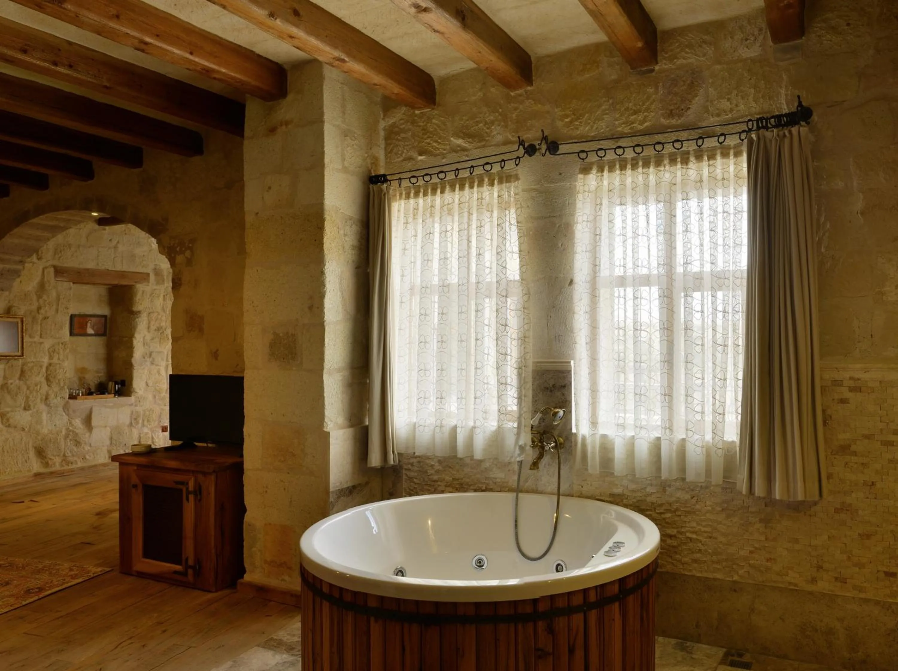 Hot Tub in Seki Cave Suites