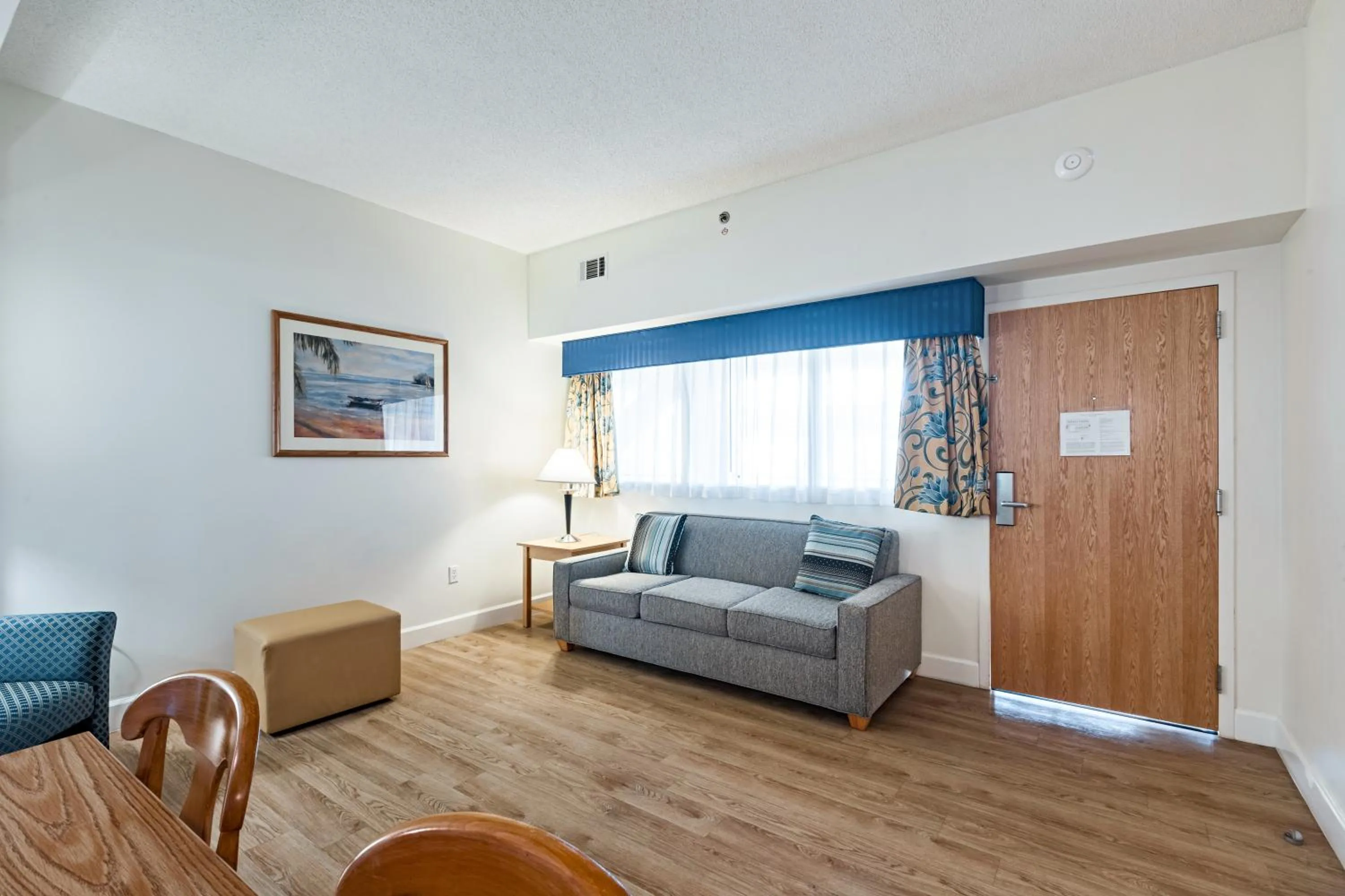 Living room in The Atrium Resort, Virginia Beach by Vacatia