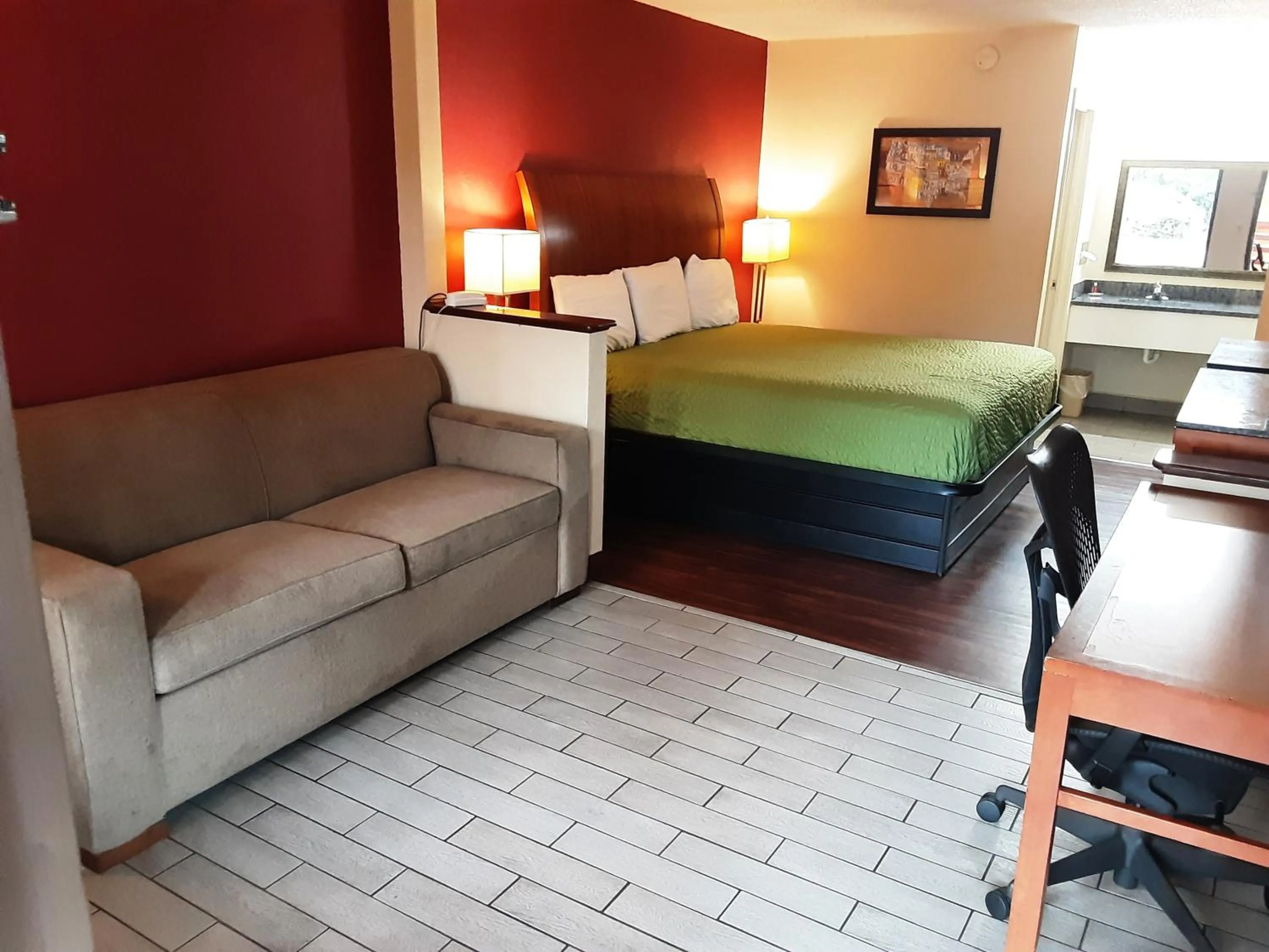 Bed in Econo Lodge Inn & Suites Griffin North