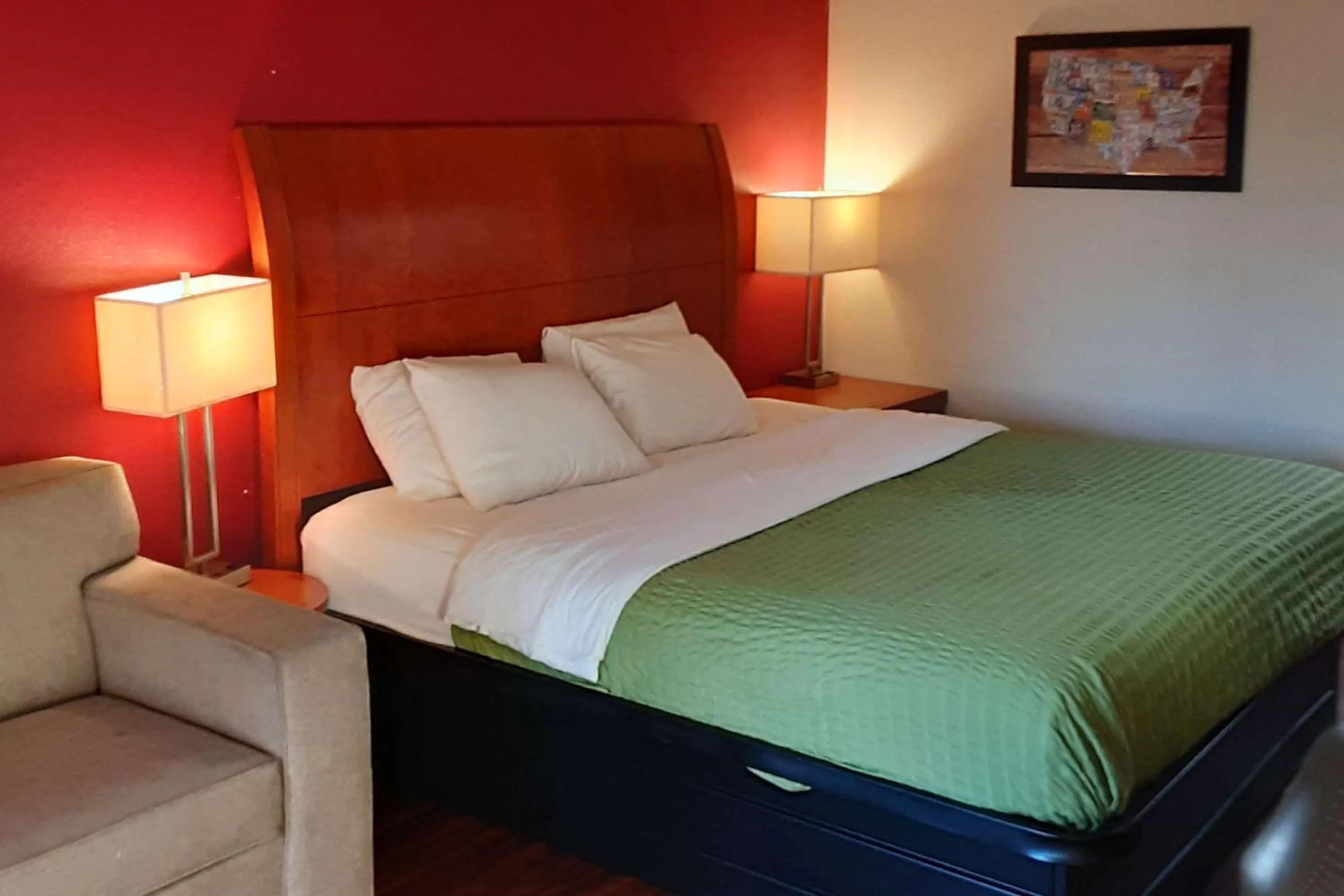 Bedroom, Bed in Econo Lodge Inn & Suites Griffin North