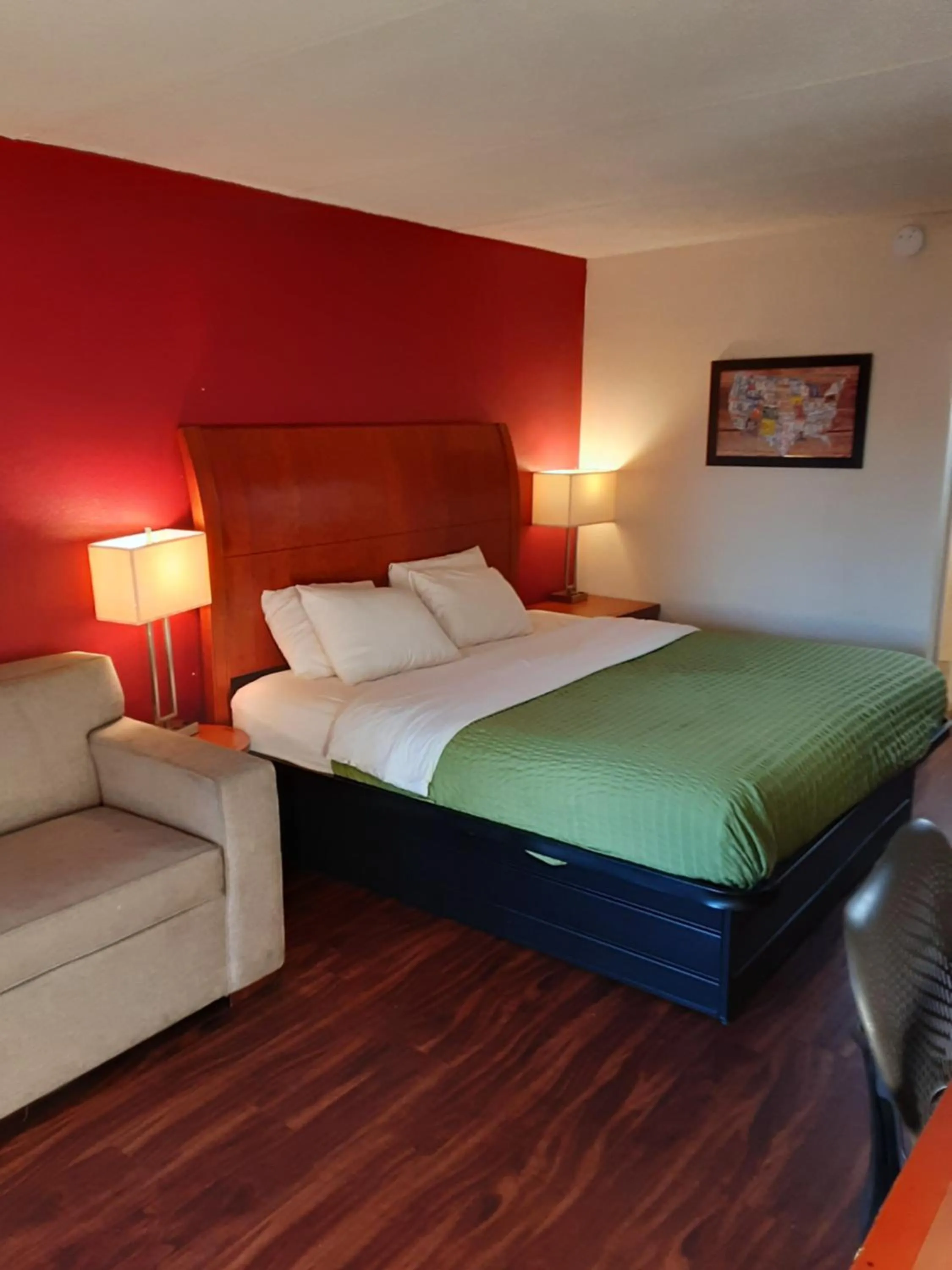 Bed in Econo Lodge Inn & Suites Griffin North