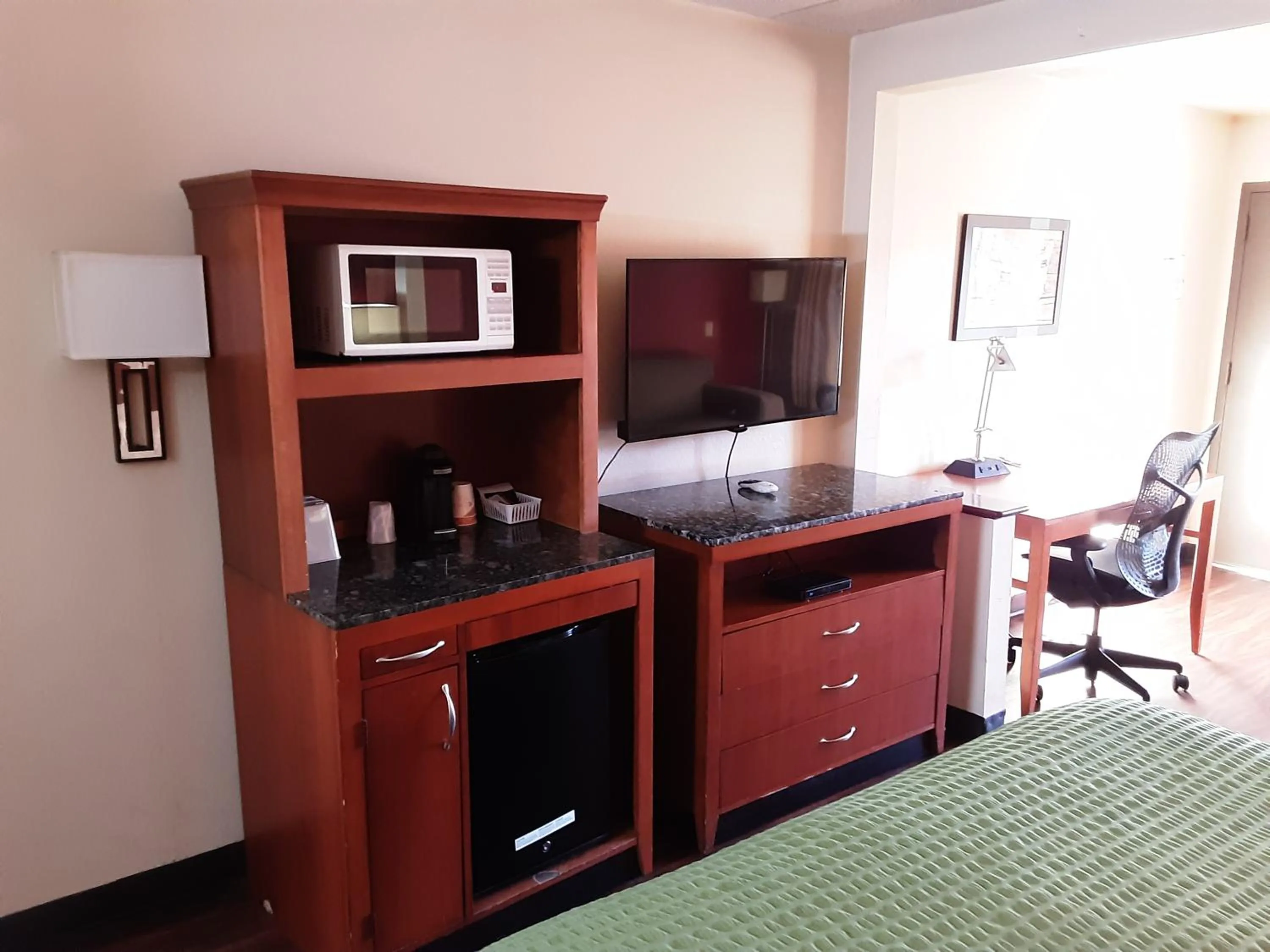 Bed in Econo Lodge Inn & Suites Griffin North