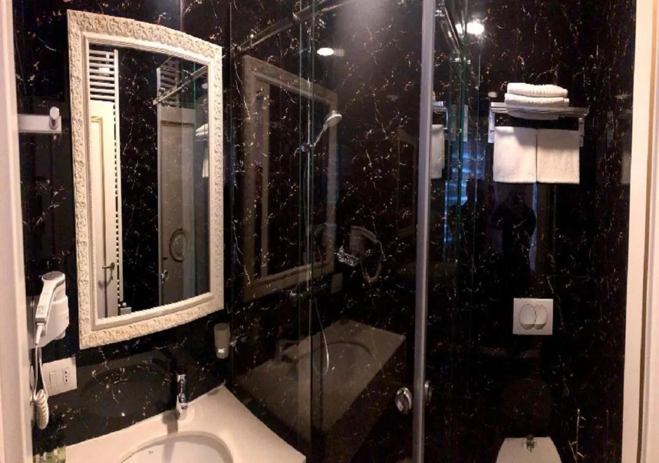 Toilet in Hotel Empire Albania