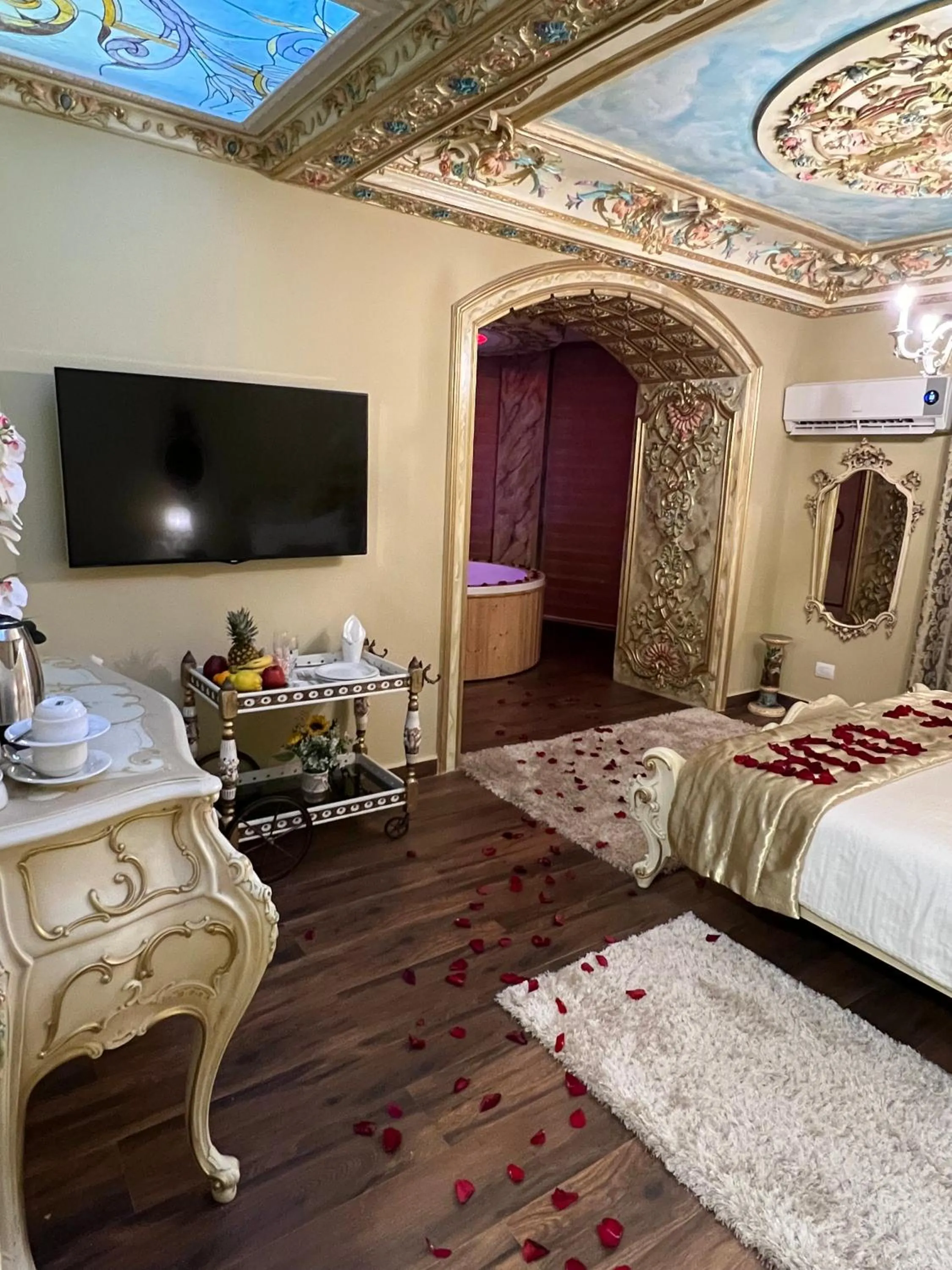 Shower, Bed in Hotel Empire Albania