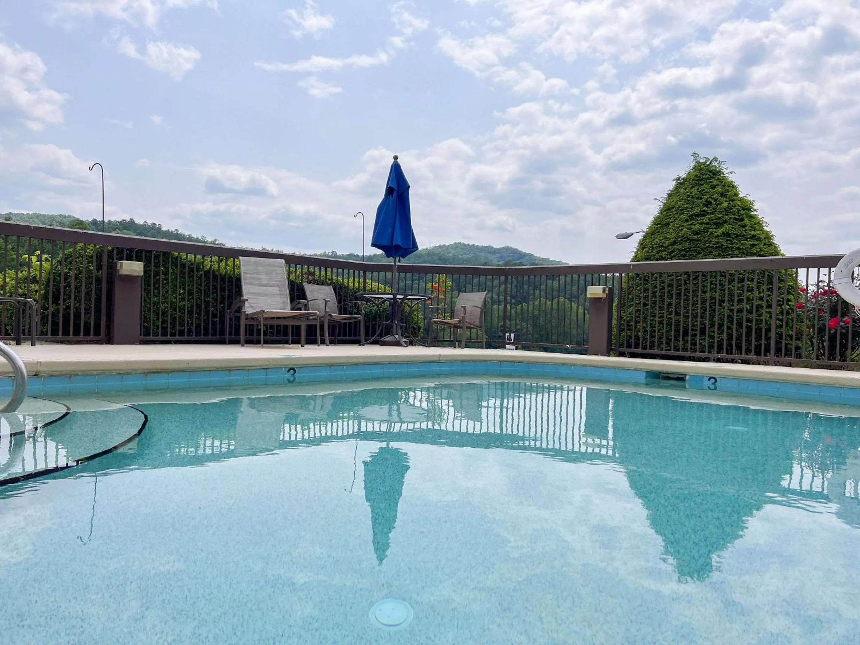 Swimming pool in Cherokee Inn